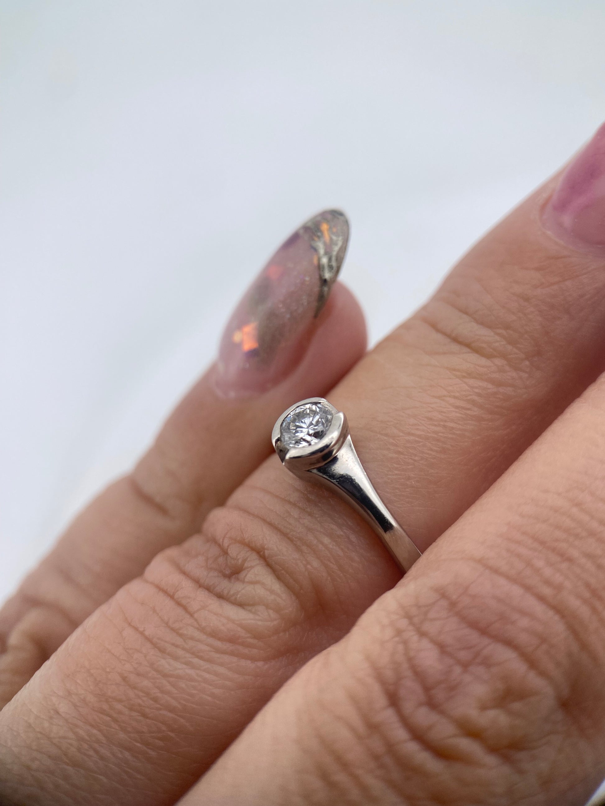 Oro Blanco 14k Redondo 0.22ct de Diamante Natural Biselado.                                                Anillo Compromiso OF1879