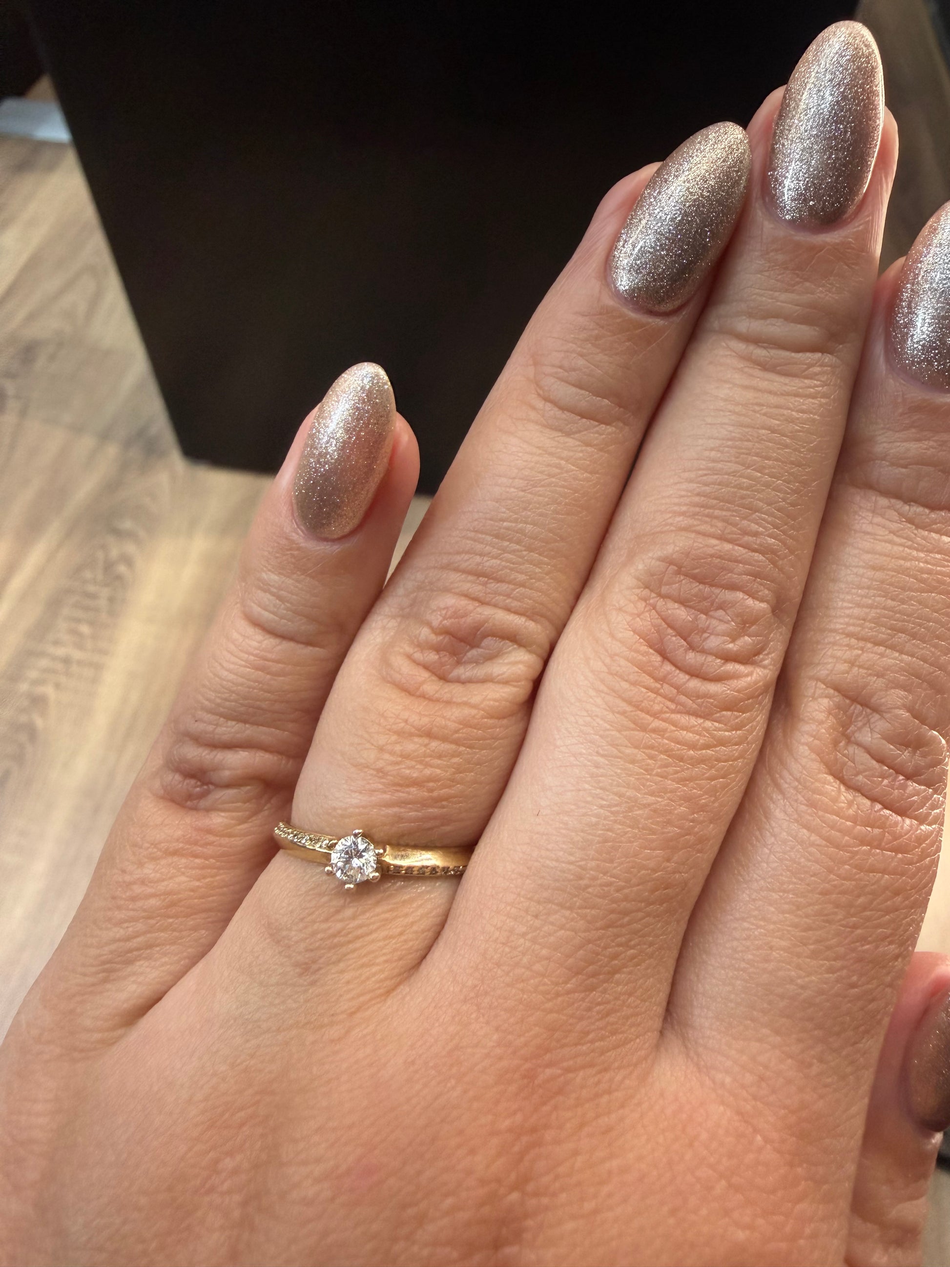 Oro Amarillo 14k Redondo 0.17 Central + 0.12 Laterales de Diamantes Naturales                            Anillo Compromiso OF1688