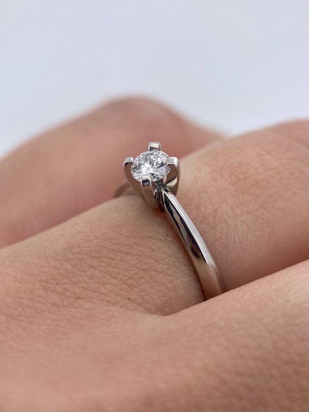 Oro Blanco 14k Redondo 0.20ct de Diamante Natural.                                                  Anillo Compromiso OF2183