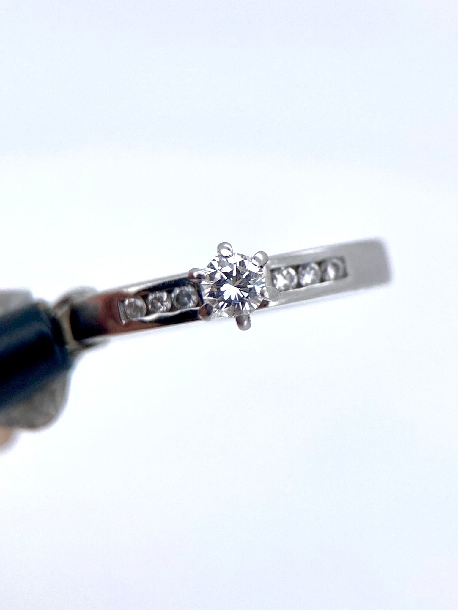 Oro Blanco 14k Redondo 0.18 Central + 0.09 Laterales de Diamantes Naturales                            Anillo Compromiso OF1875