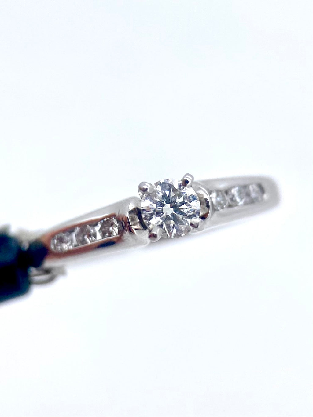 Oro Blanco 14k Redondo 0.23 Central + 0.12 Laterales de Diamantes Naturales                            Anillo Compromiso OF1874