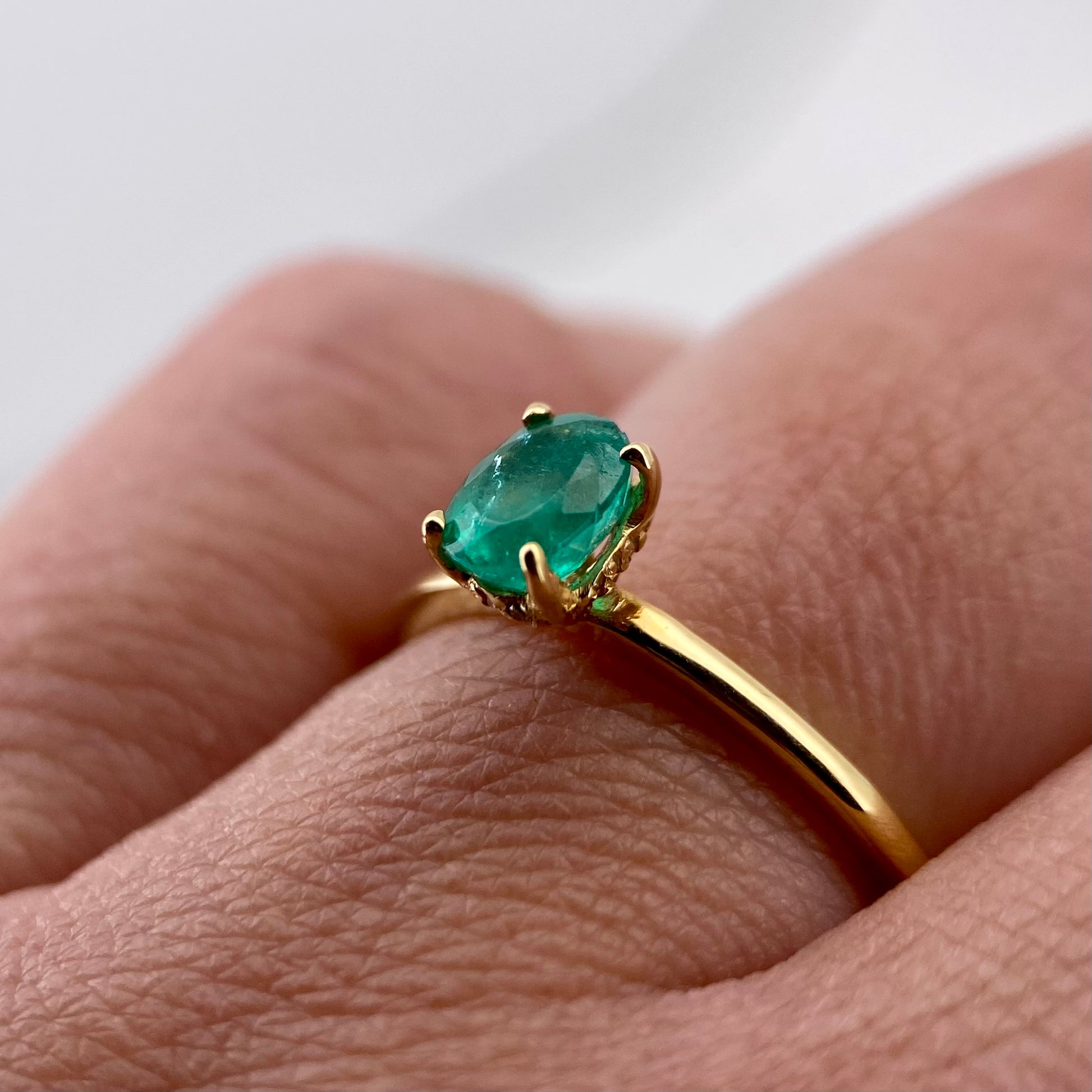 Oro Amarillo 14k Oval 0.45ct Central Esmeralda Natural + 0.05ct Laterales de Diamantes Naturales                            Anillo OF2320