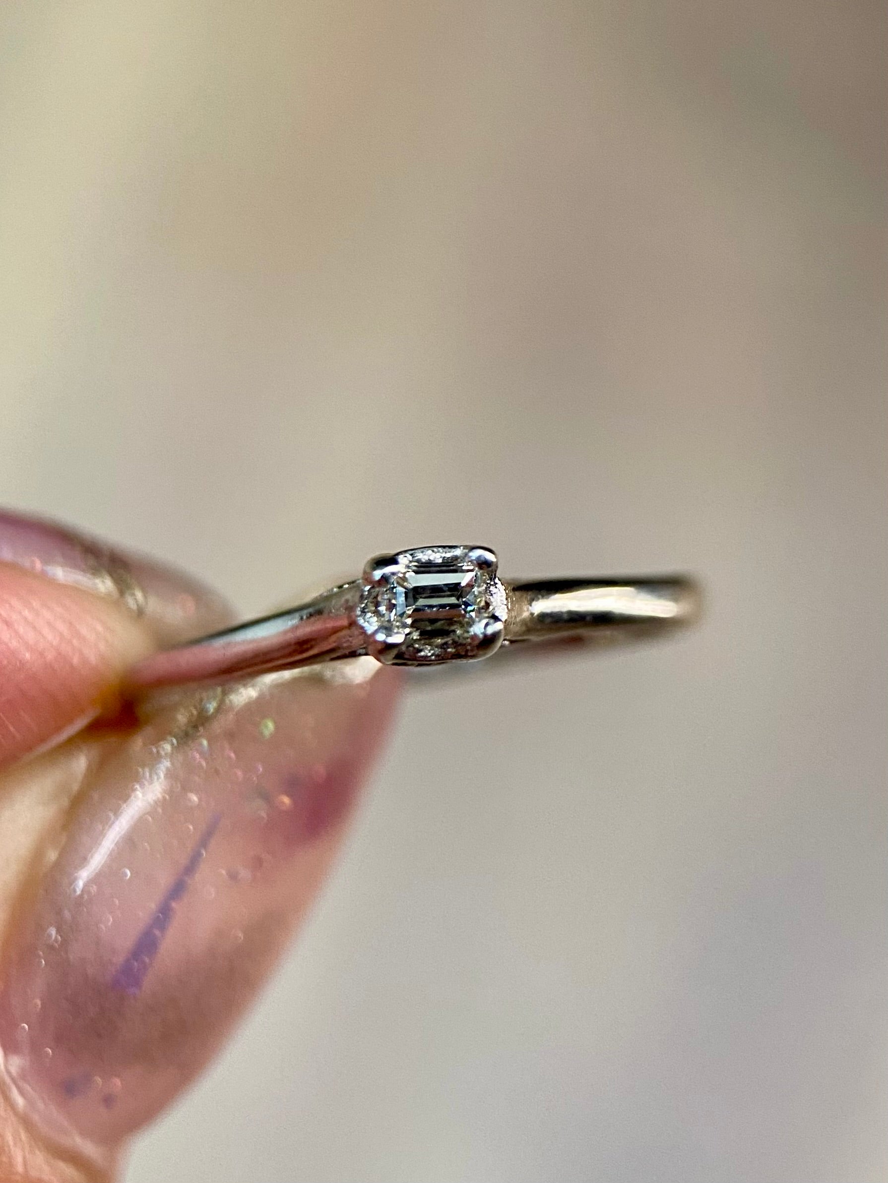 Oro Blanco 14k Esmeralda 0.09ct de Diamante Natural                                                  Anillo Compromiso OF1994