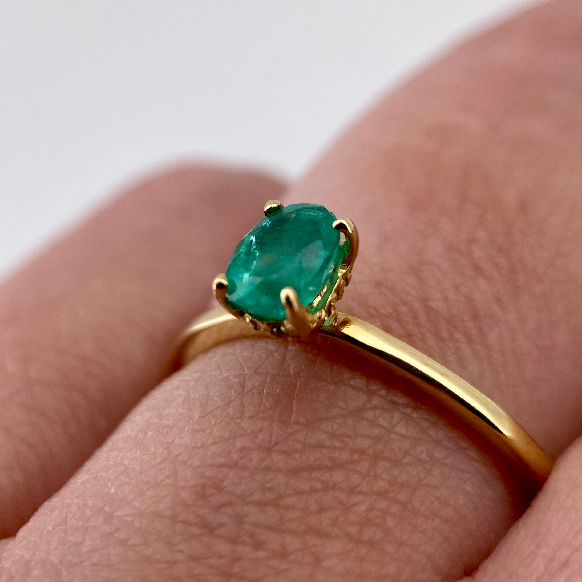 Oro Amarillo 14k Oval 0.45ct Central Esmeralda Natural + 0.05ct Laterales de Diamantes Naturales                            Anillo OF2320