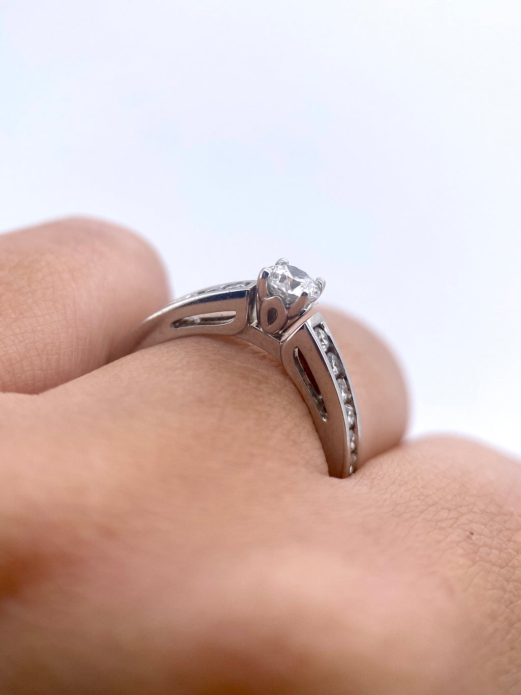 Oro Blanco 14k Redondo 0.40ct Central + 0.26 Laterales de Diamantes Naturales                            Anillo Compromiso OF1934