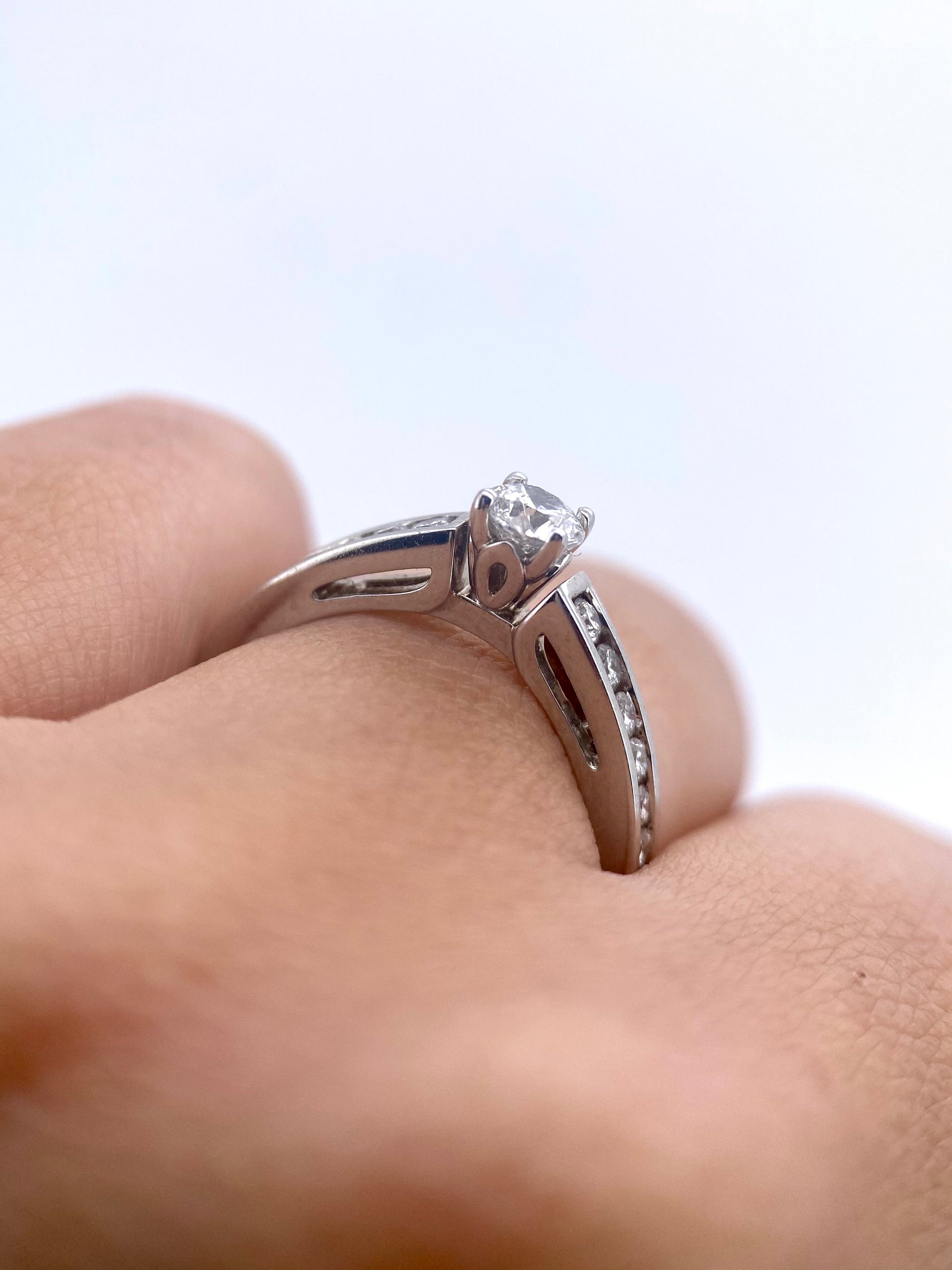 Oro Blanco 14k Redondo 0.40ct Central + 0.26 Laterales de Diamantes Naturales                            Anillo Compromiso OF1934