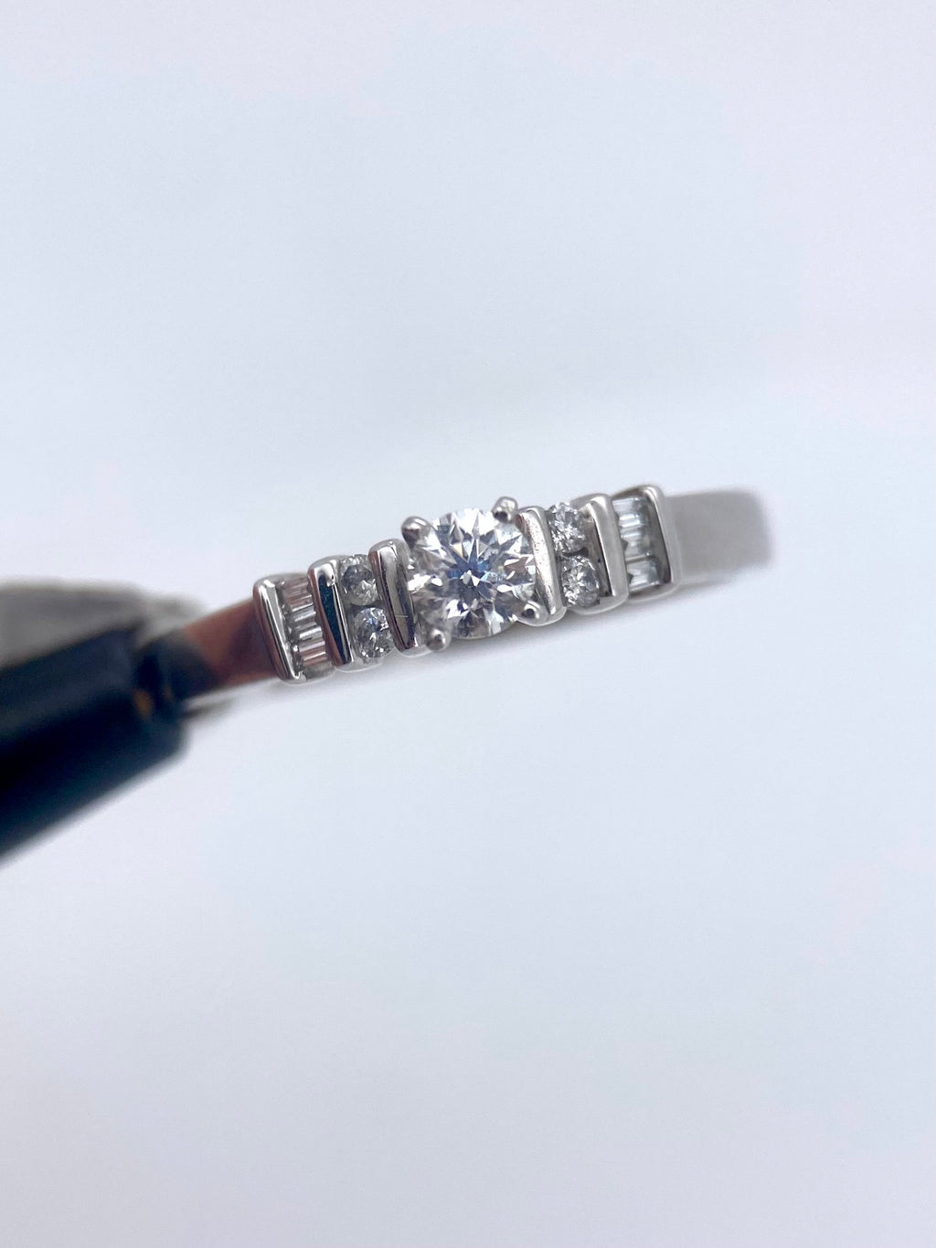 Oro Blanco 14k Redondo 0.20 Central + 0.16 Laterales de Diamantes Naturales                            Anillo Compromiso OF1712