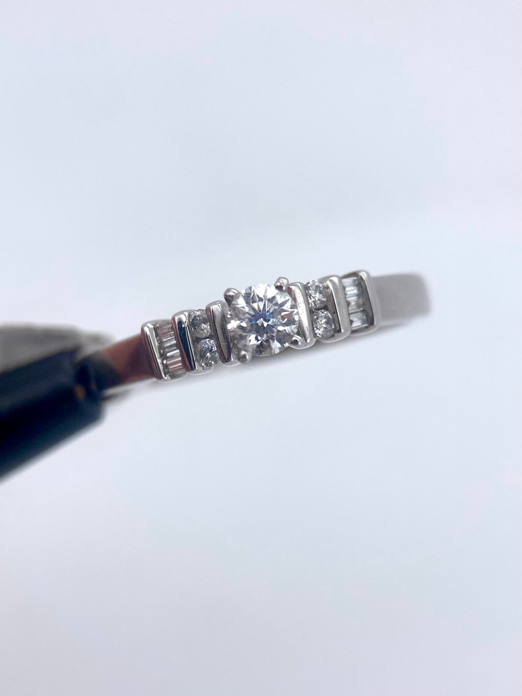 Oro Blanco 14k Redondo 0.20 Central + 0.16 Laterales de Diamantes Naturales                            Anillo Compromiso OF1712