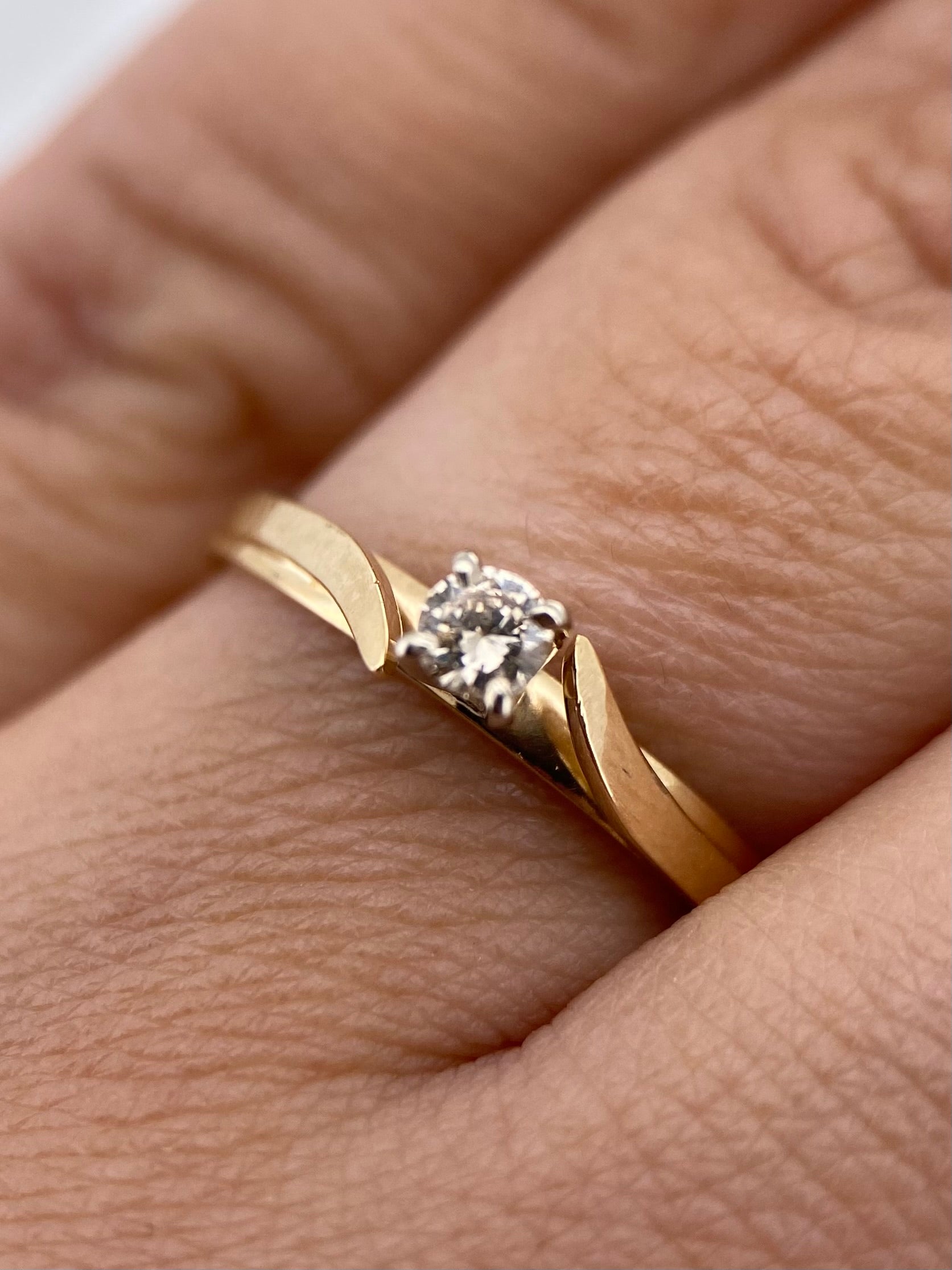 Oro Amarillo 14k Redondo 0.10ct de Diamante Natural                              Anillo Compromiso OF2263