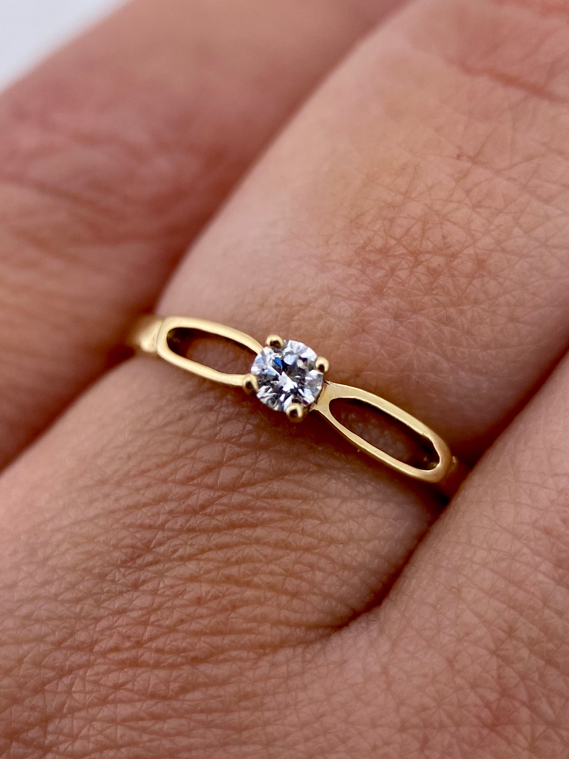 Oro Amarillo 14k Redondo 0.09ct de Diamante Natural                              Anillo Compromiso OF2211