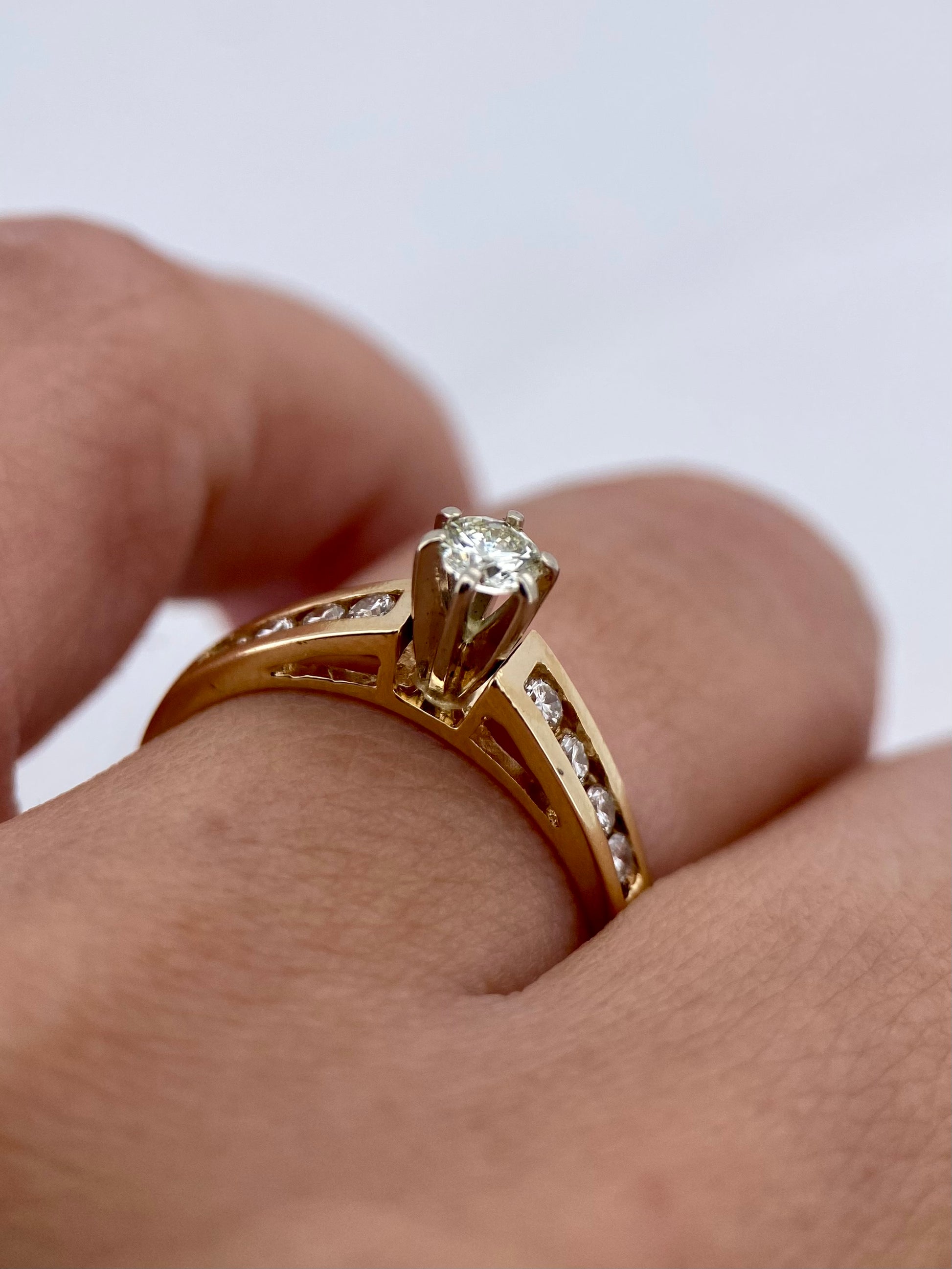 Oro Amarillo 14k Redondo 0.17 Central + 0.16 Laterales de Diamantes Naturales                            Anillo Compromiso OF2264