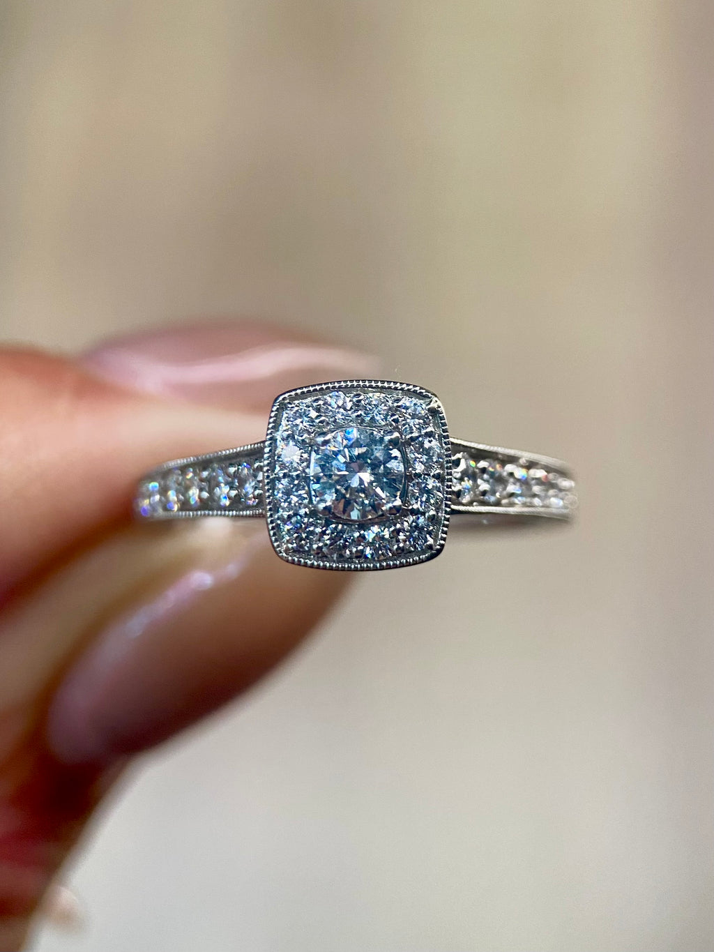 Oro Blanco 14k Princess 0.25ct Central + 0.25 Laterales de Diamantes Naturales                            Anillo Compromiso OF1593