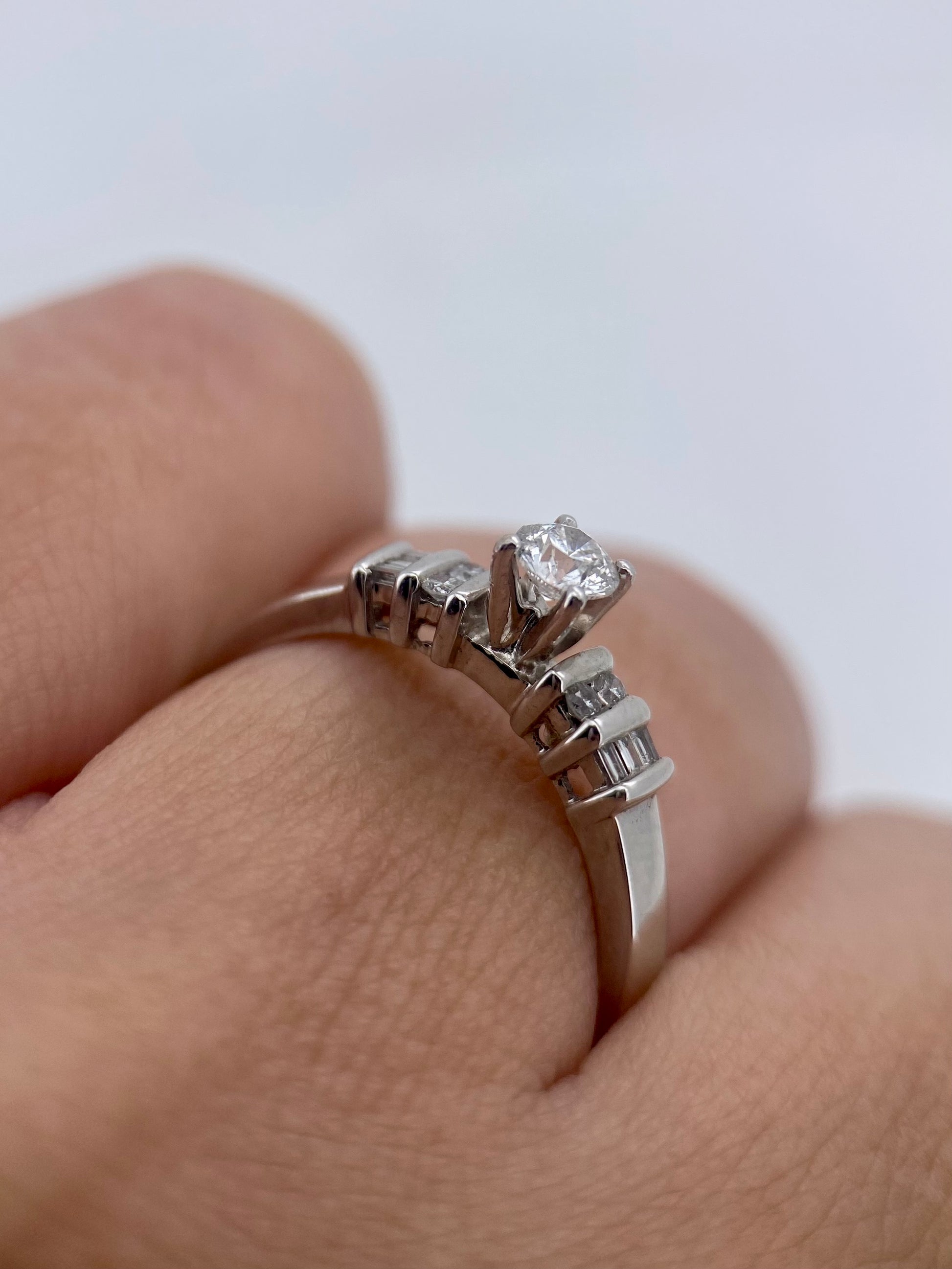 Oro Blanco 14k Redondo 0.20 Central + 0.16 Laterales de Diamantes Naturales                            Anillo Compromiso OF1712