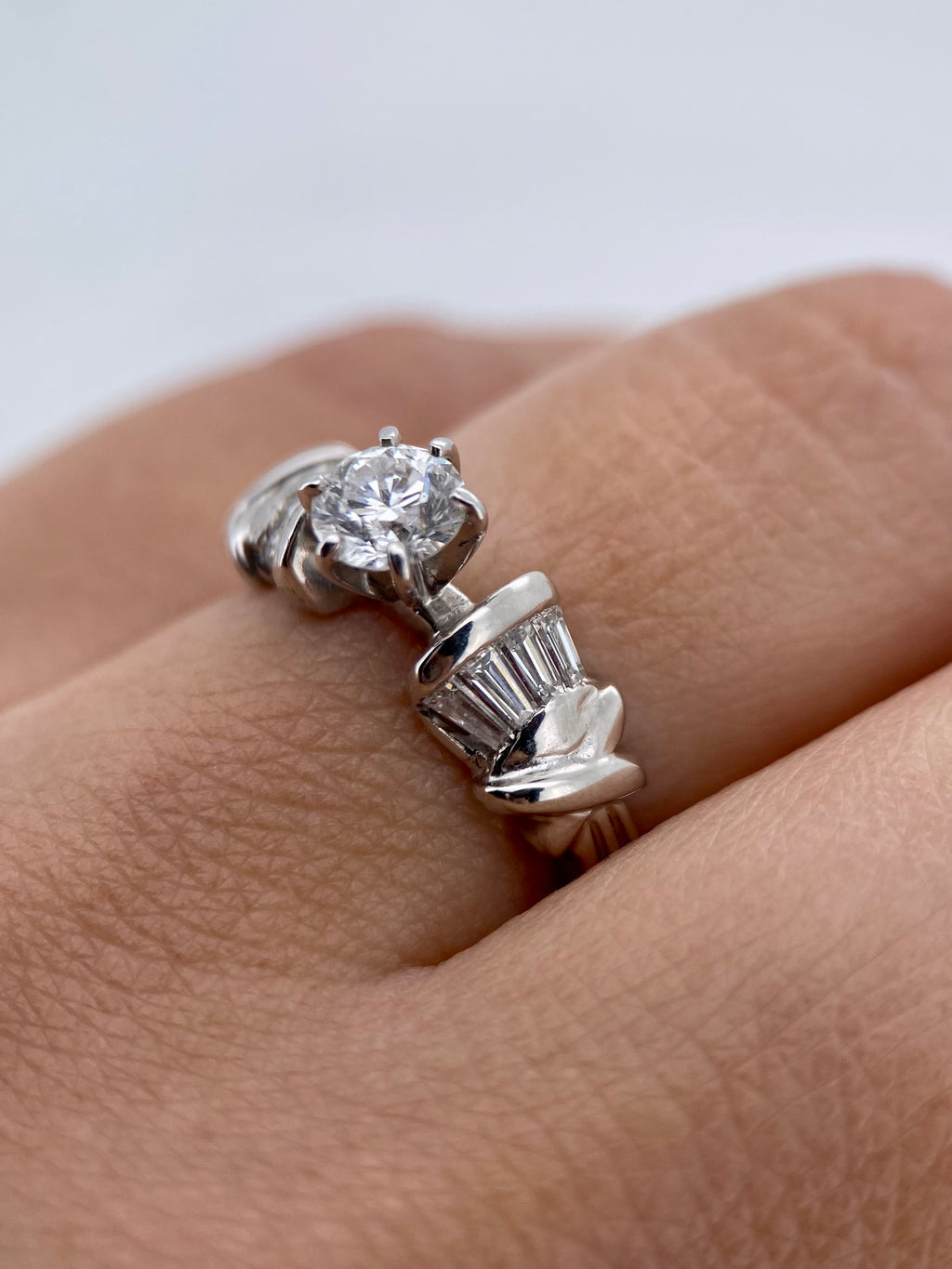 Oro Blanco 14k Redondo 0.50 Central + 0.24 Laterales de Diamantes Naturales                            Anillo Compromiso OF1672