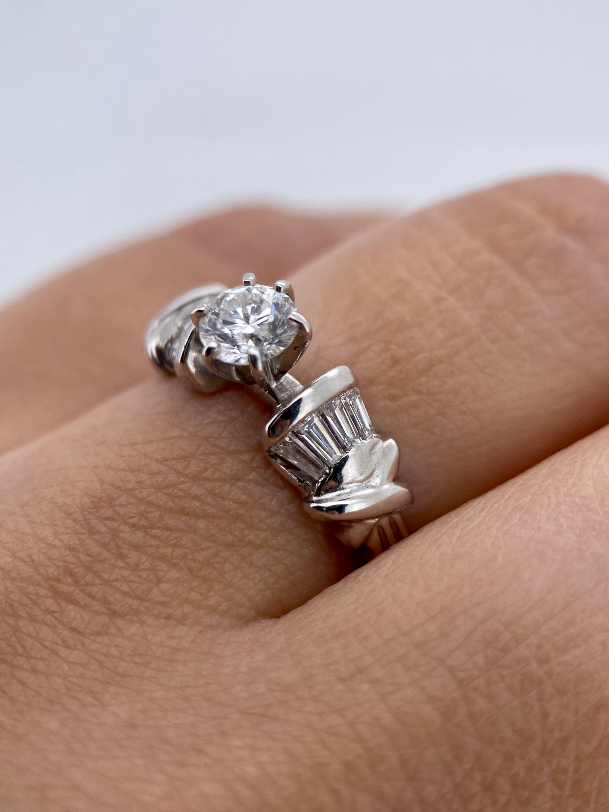 Oro Blanco 14k Redondo 0.50 Central + 0.24 Laterales de Diamantes Naturales                            Anillo Compromiso OF1672