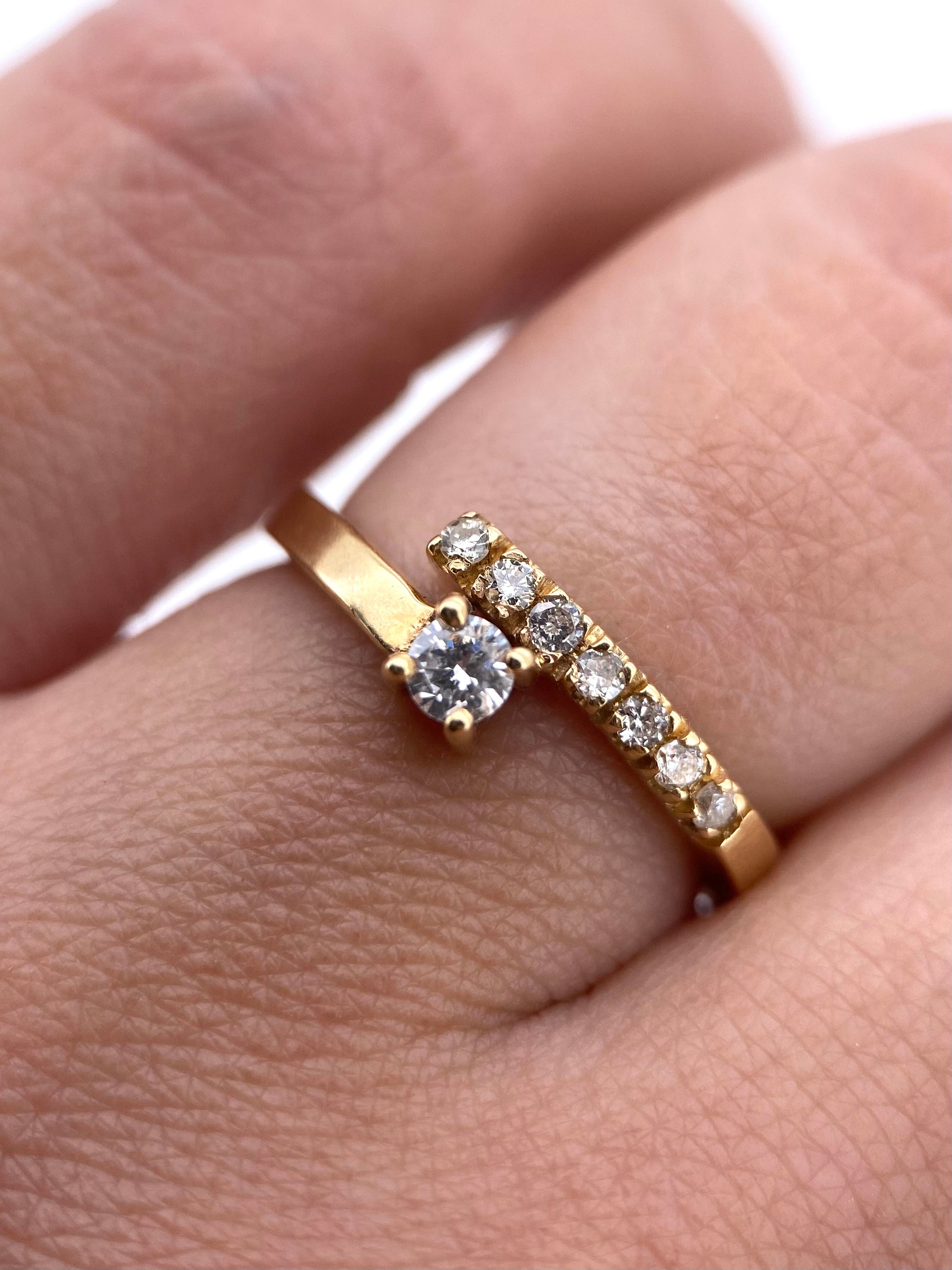 Oro Amarillo 14k Redondo 0.11 Central + 0.07 Laterales de Diamantes Naturales                            Anillo Compromiso OF1221