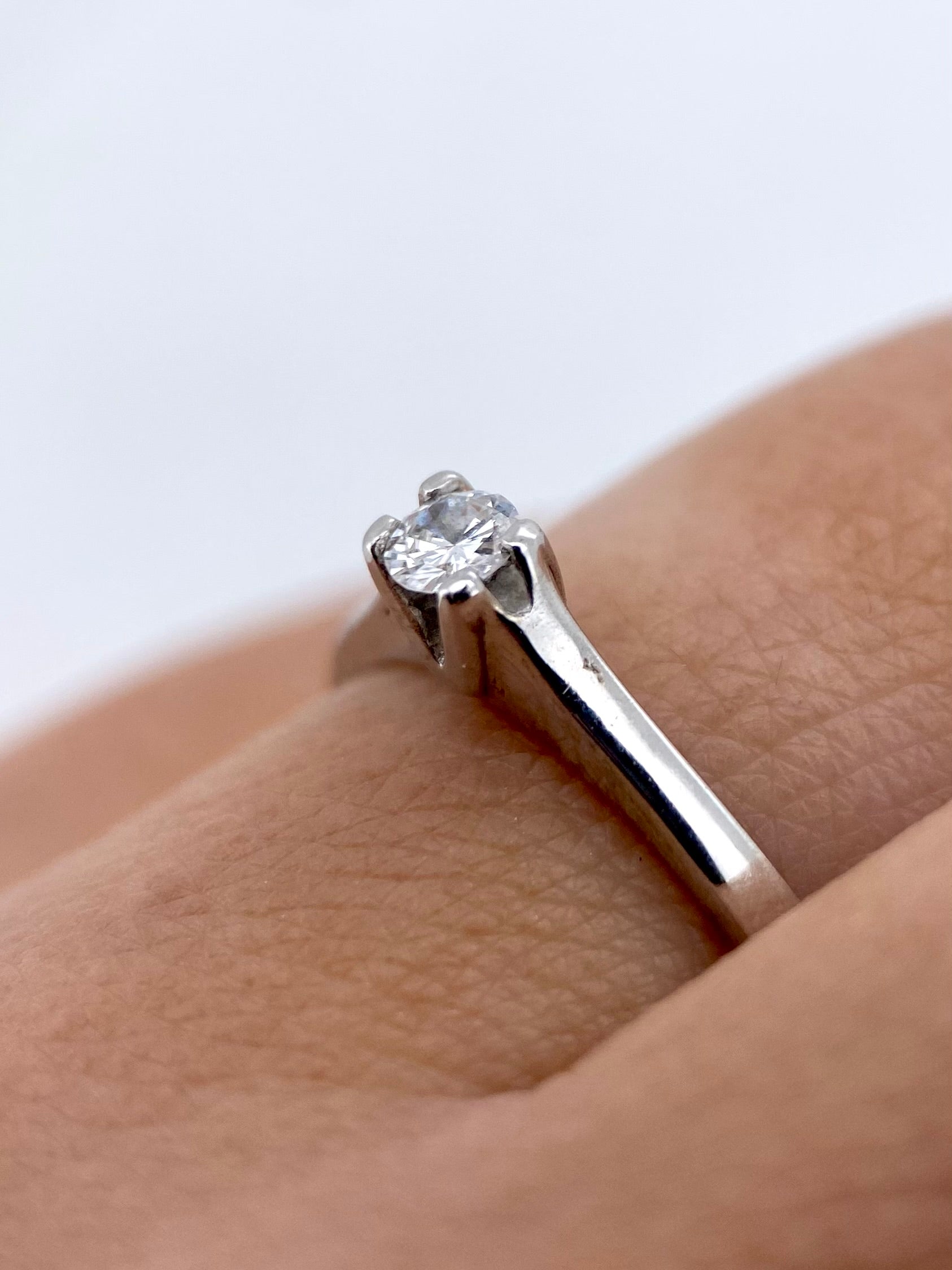 Oro Blanco 14k Redondo 0.12ct de Diamante Natural                                                  Anillo Compromiso OF1915