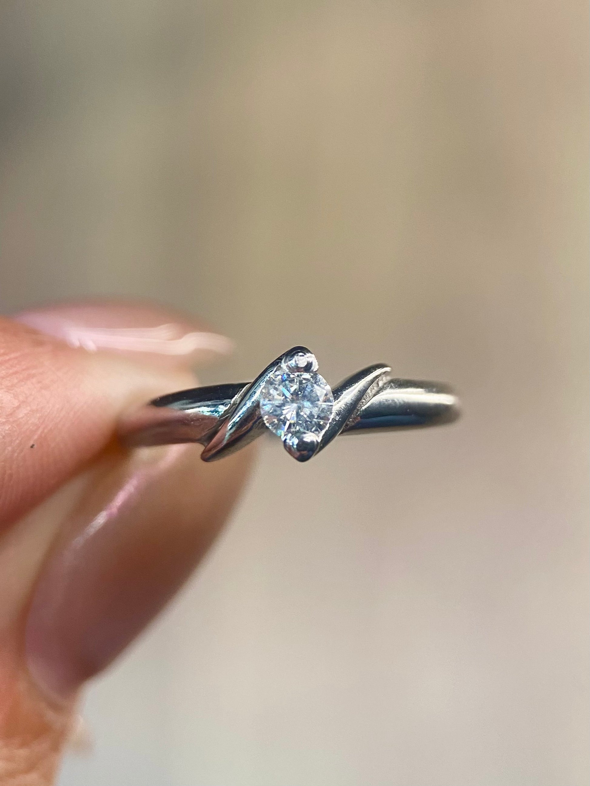 Oro Blanco 14k Redondo 0.16ct de Diamante Natural.                                                  Anillo Compromiso OF2118