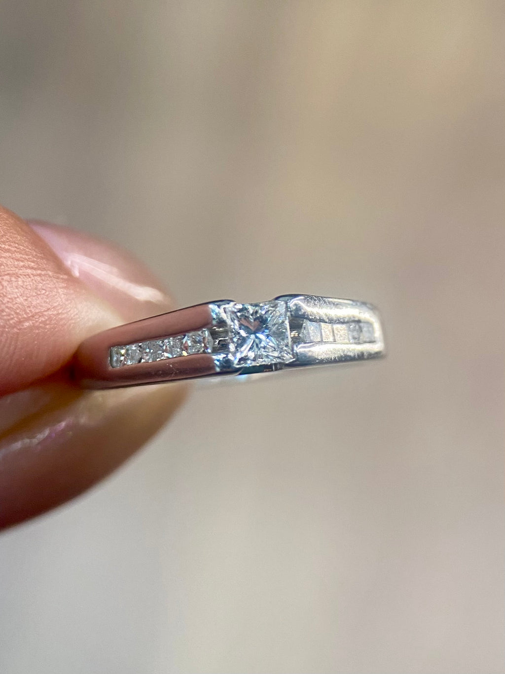 Oro Blanco 14k Princess 0.31ct Central + 0.15Laterales de Diamantes Naturales                            Anillo Compromiso OF2005