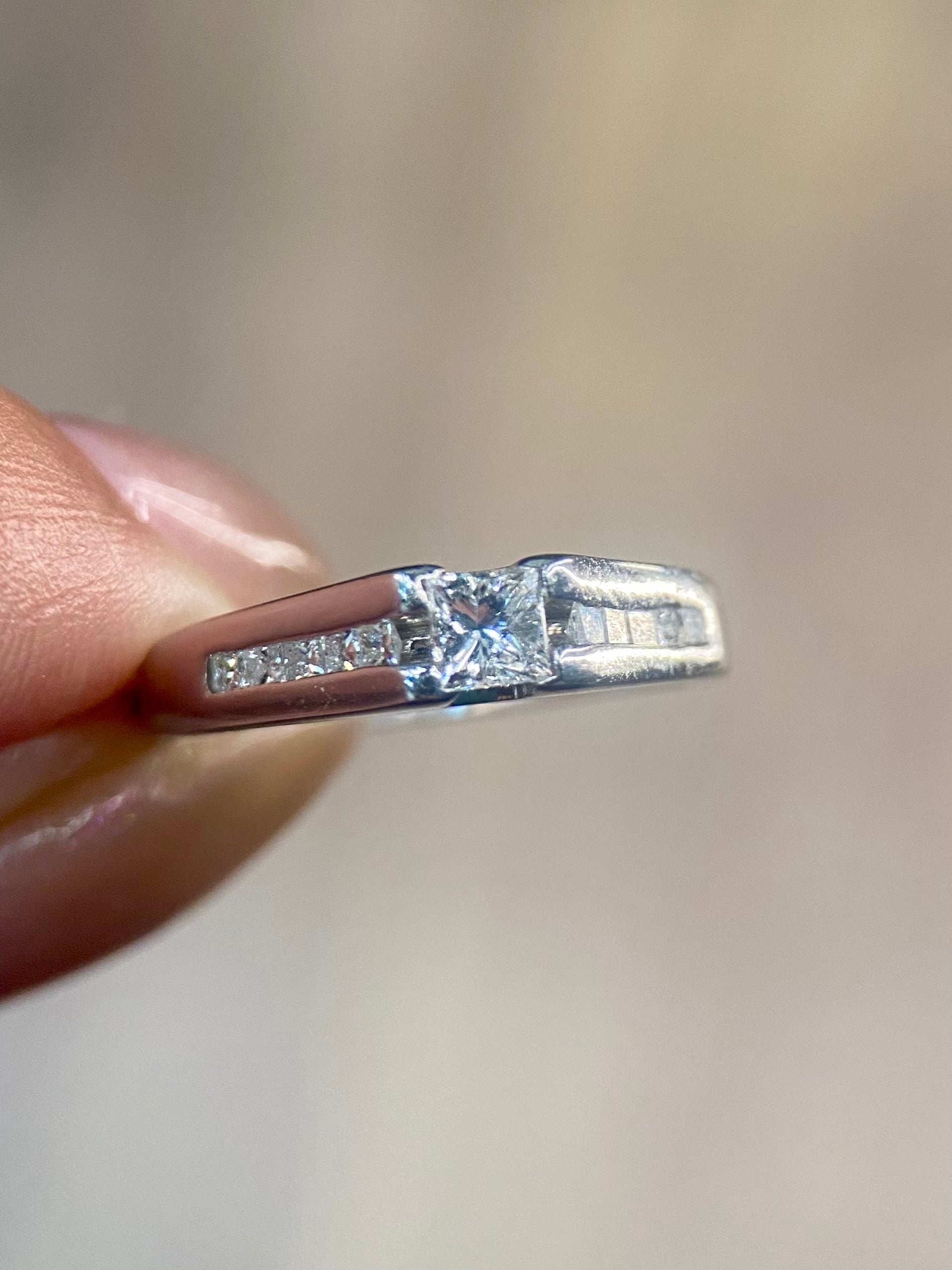 Oro Blanco 14k Princess 0.31ct Central + 0.15Laterales de Diamantes Naturales                            Anillo Compromiso OF2005