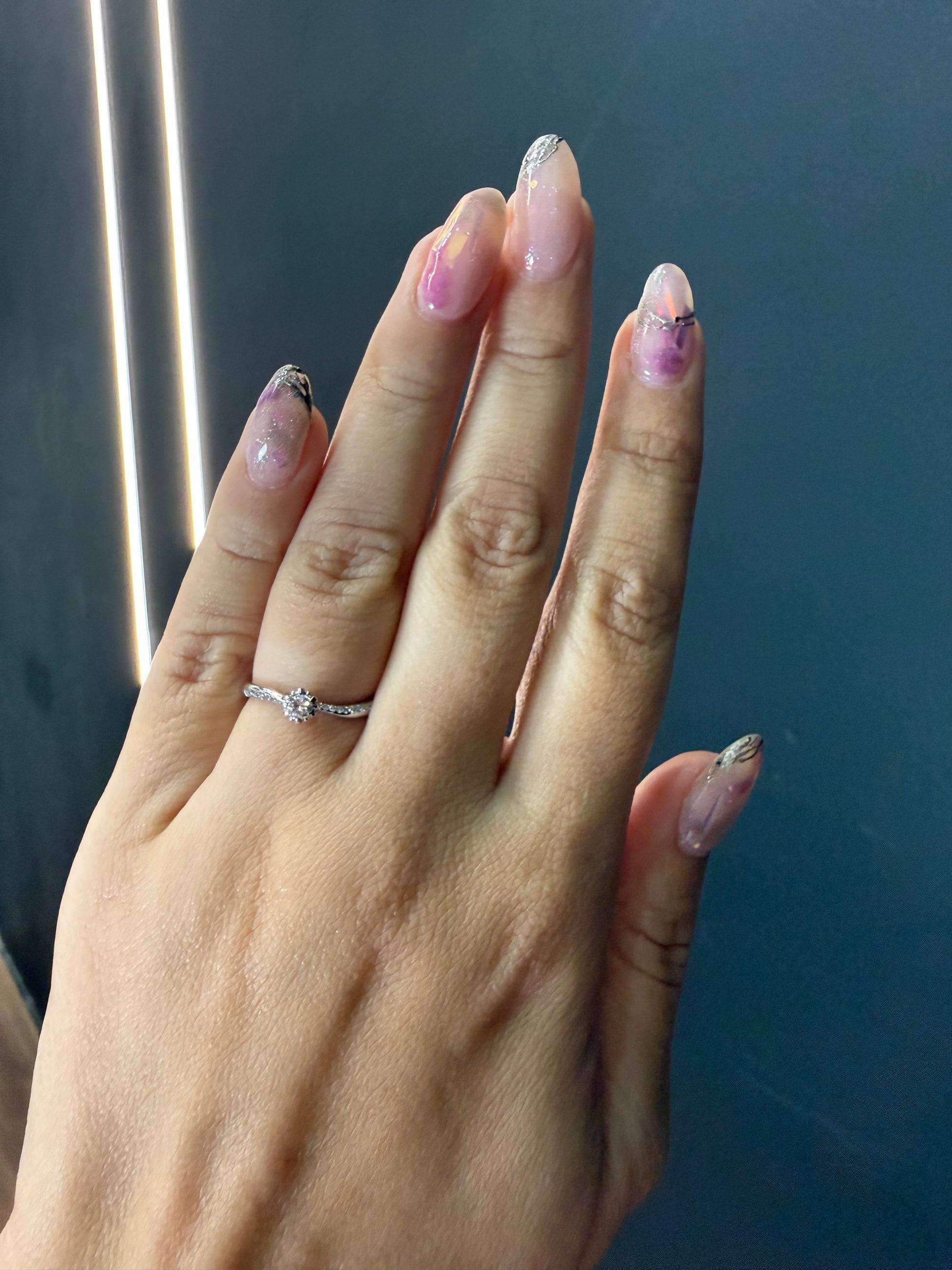 Oro Blanco 14k Redondo 0.16 con laterales de Diamantes Naturales                            Anillo Compromiso OF2097