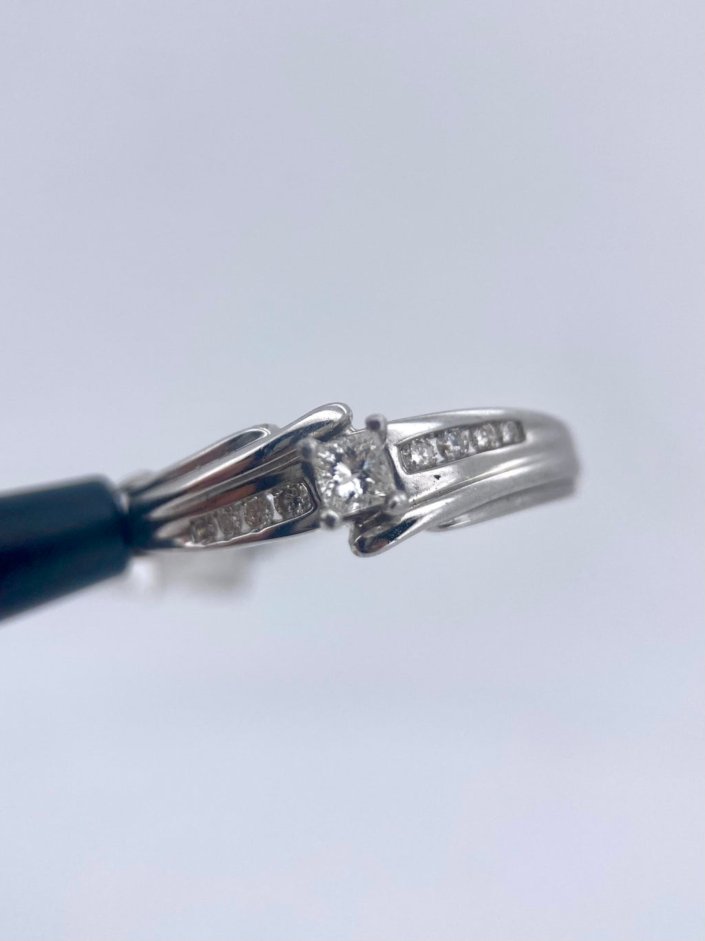 Oro Blanco 14k Princess 0.11ct Central + 0.14 Laterales de Diamantes Naturales                            Anillo Compromiso OF1670