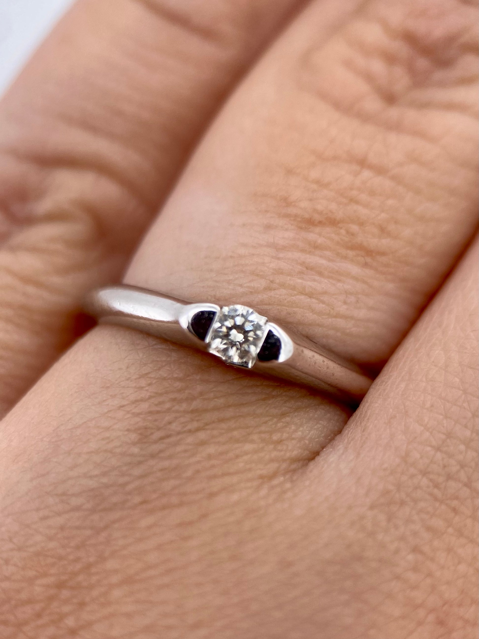 Oro Blanco 14k Redondo 0.10ct  de Diamantes Naturales                            Anillo Compromiso OF1876