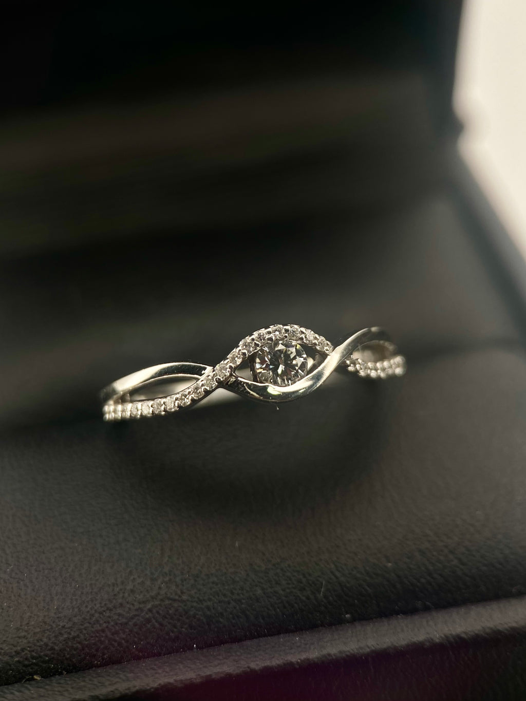 Oro Blanco 14k Redondo 0.11ct Central + 0.14 Laterales de Diamantes Naturales                            Anillo Compromiso OF1957