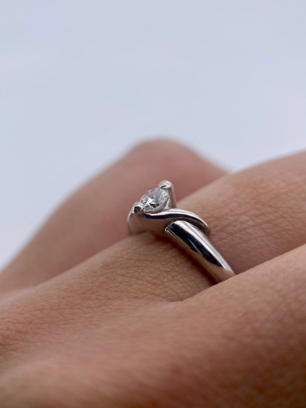 Oro Blanco 14k Redondo 0.16ct de Diamante Natural.                                                  Anillo Compromiso OF2118