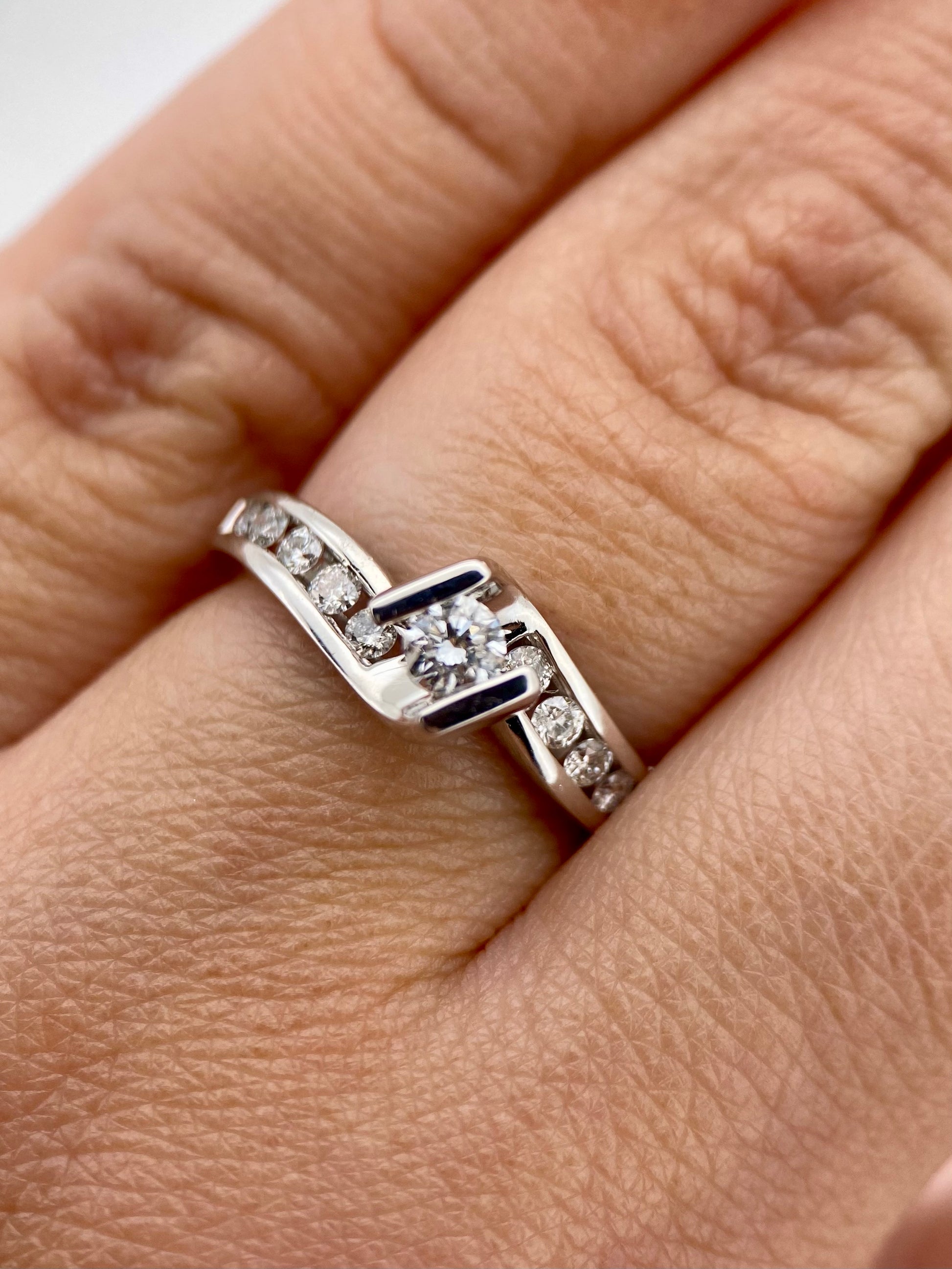 Oro Blanco 14k Redondo 0.16ct + 0.25ct de Diamantes Naturales                            Anillo Compromiso OF2032