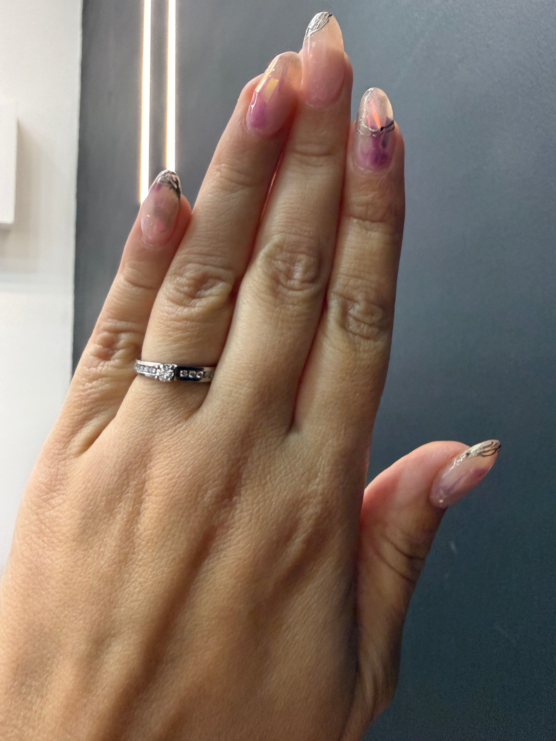 Oro Blanco 14k Redondo 0.16 Central + 0.13 Laterales de Diamantes Naturales                            Anillo Compromiso OF1768