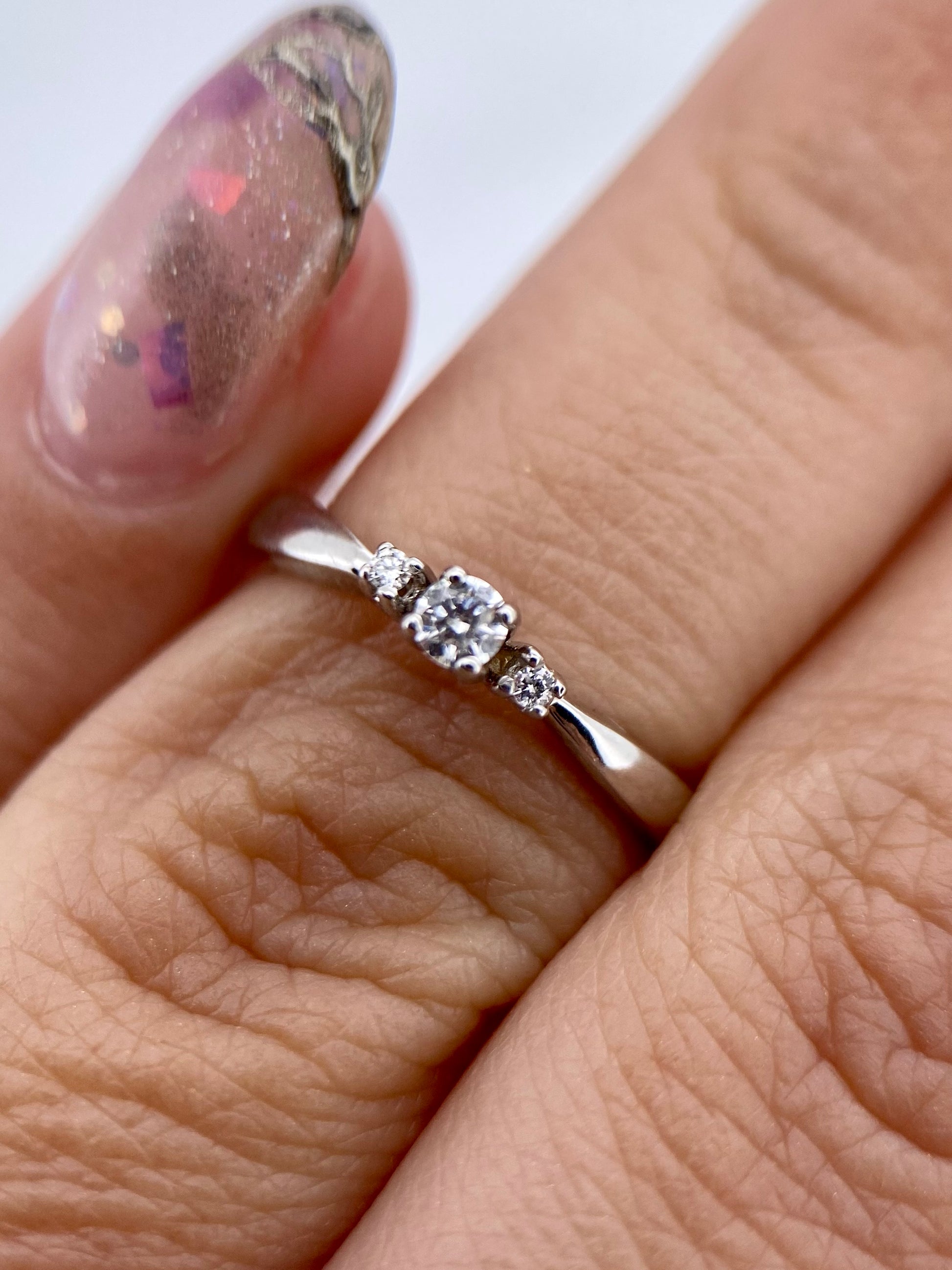 Oro Blanco 14k Redondo 0.09ct + 0.02ct de Diamante Natural.                                                  Anillo Compromiso OF1570