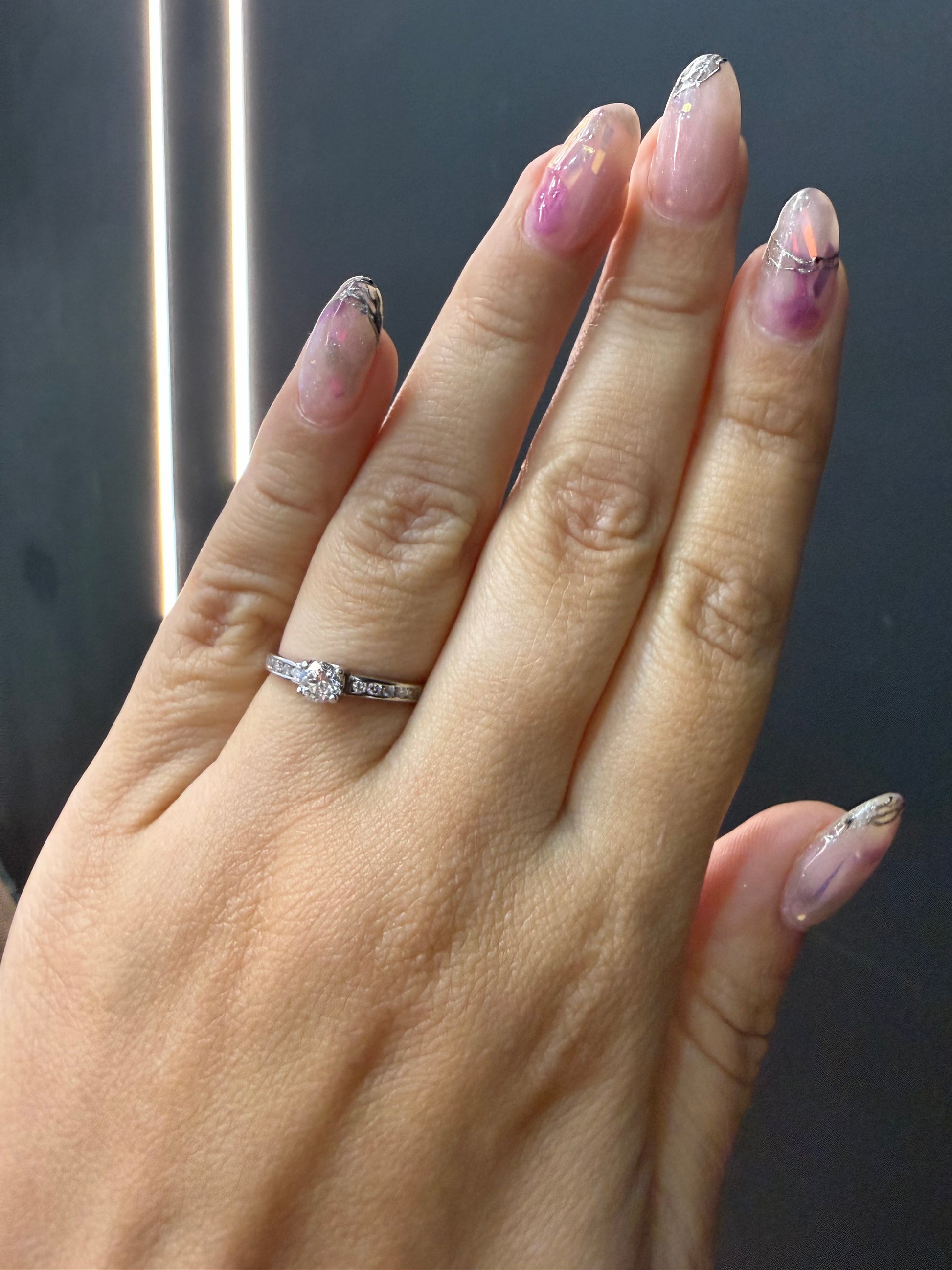 Oro Blanco 14k Redondo 0.26 Central + 0.12 Laterales de Diamantes Naturales                            Anillo Compromiso OF1935