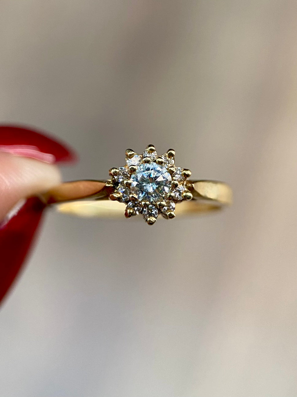 Oro Amarillo 14k Redondo 0.20ct Central + 0.12 Laterales                                   Anillo Compromiso OF1525