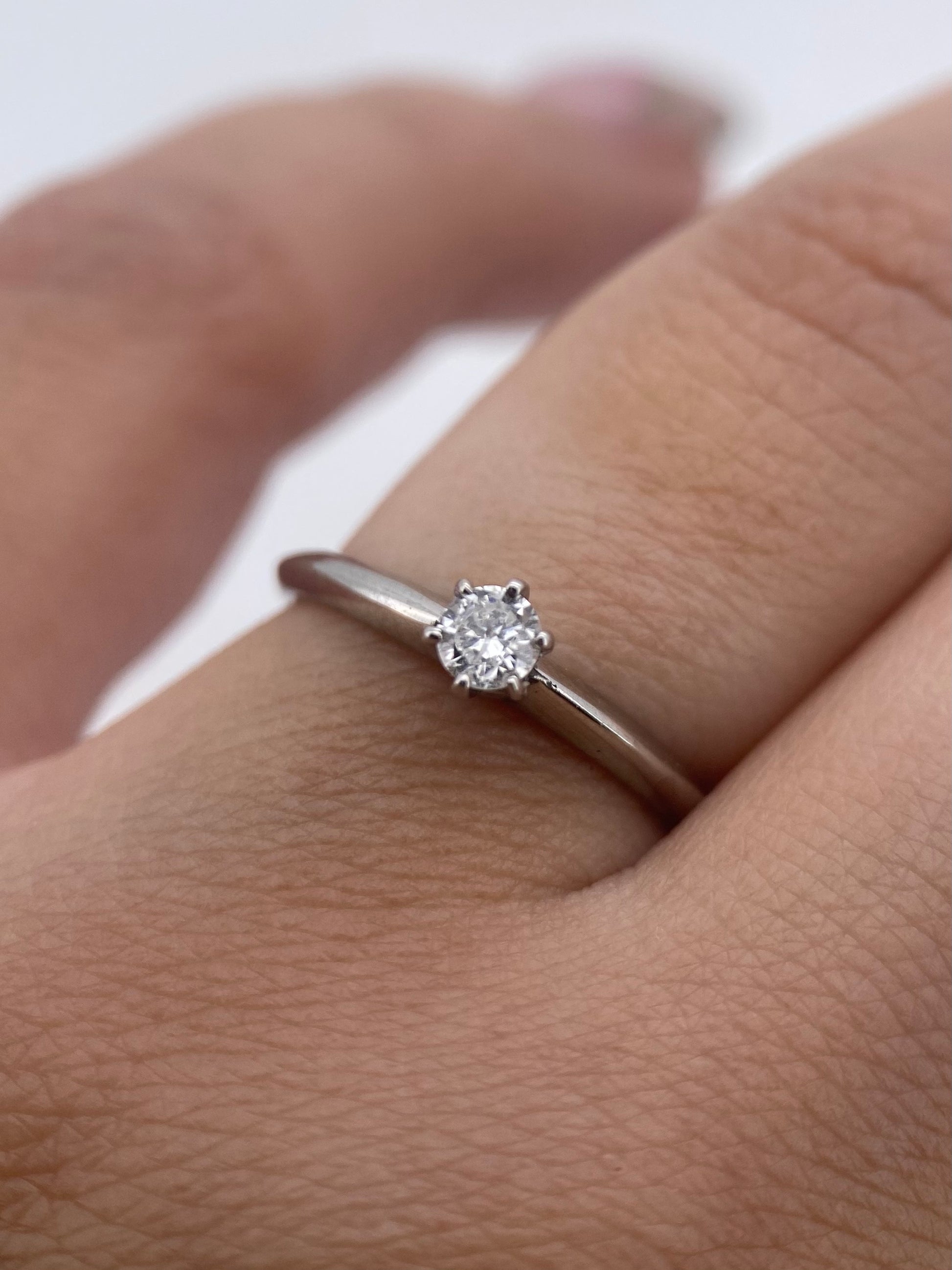 Oro Blanco 14k Redondo 0.15ct de Diamante Natural.                                                  Anillo Compromiso OF2237