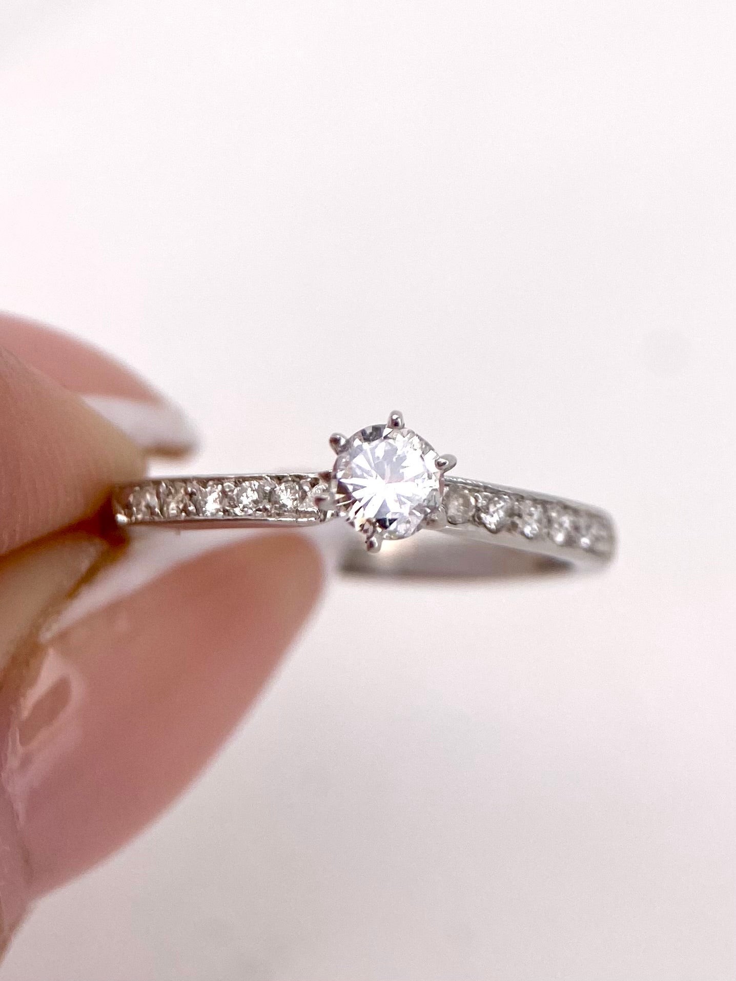 Oro Blanco 14k Redondo 0.20ct + 0.10ct Lde Diamantes Naturales                            Anillo Compromiso OF2307