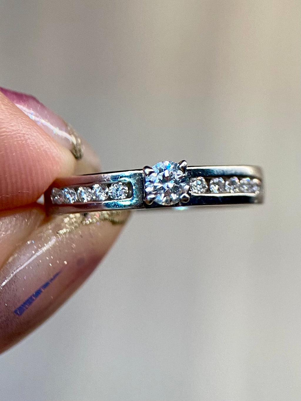 Oro Blanco 14k Redondo 0.16 Central + 0.13 Laterales de Diamantes Naturales                            Anillo Compromiso OF1768