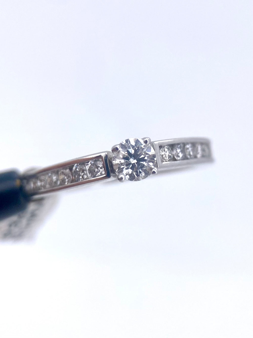 Oro Blanco 14k Redondo 0.40ct Central + 0.26 Laterales de Diamantes Naturales                            Anillo Compromiso OF1934