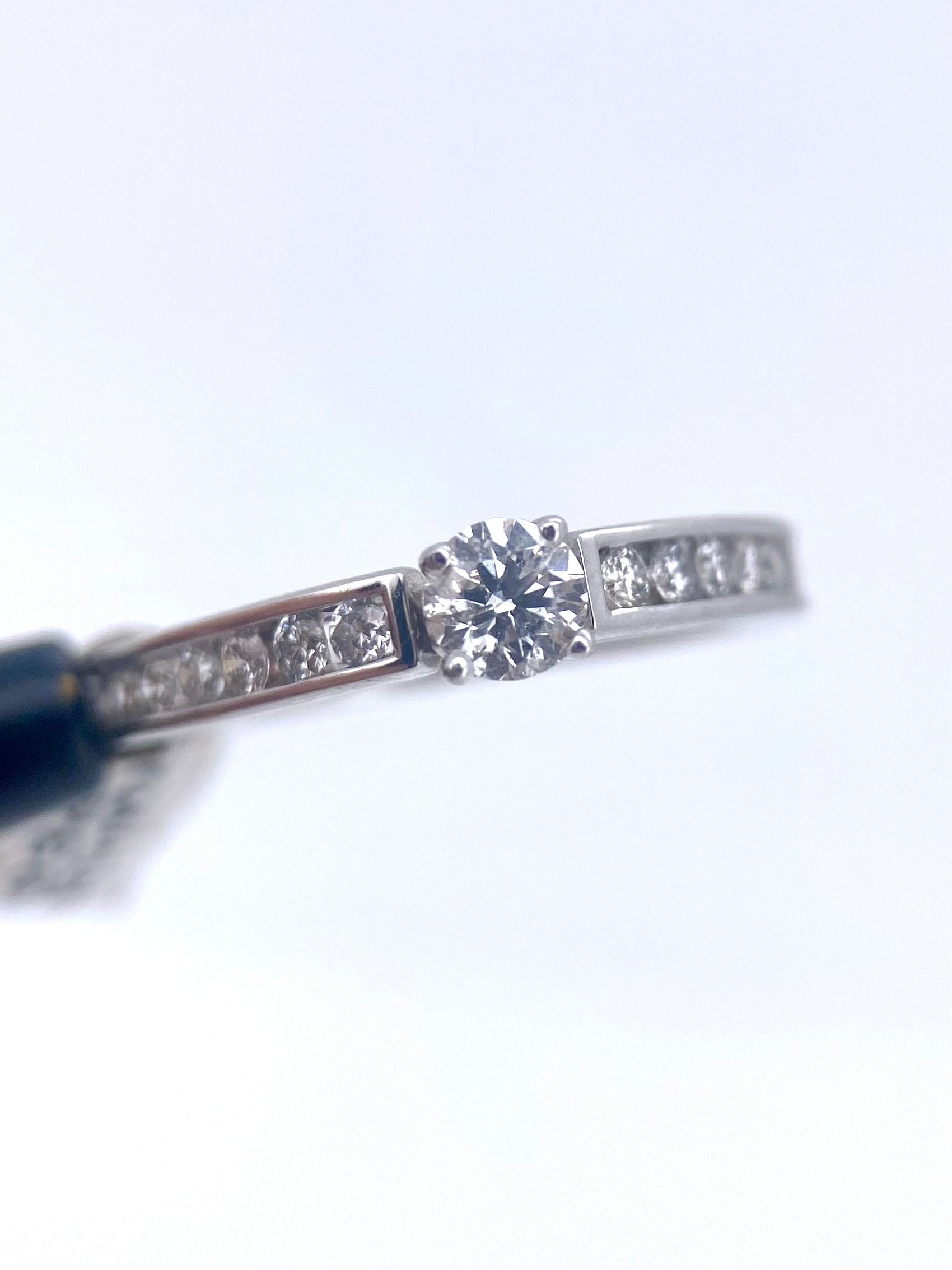 Oro Blanco 14k Redondo 0.40ct Central + 0.26 Laterales de Diamantes Naturales                            Anillo Compromiso OF1934