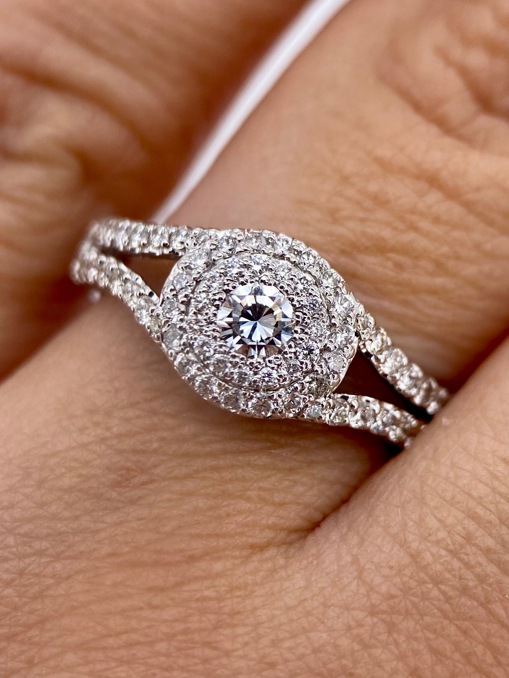 Oro Blanco 14k Redondo 0.28ct + 0.45ct Laterales con laterales de Diamantes Naturales                            Anillo Compromiso OF1899