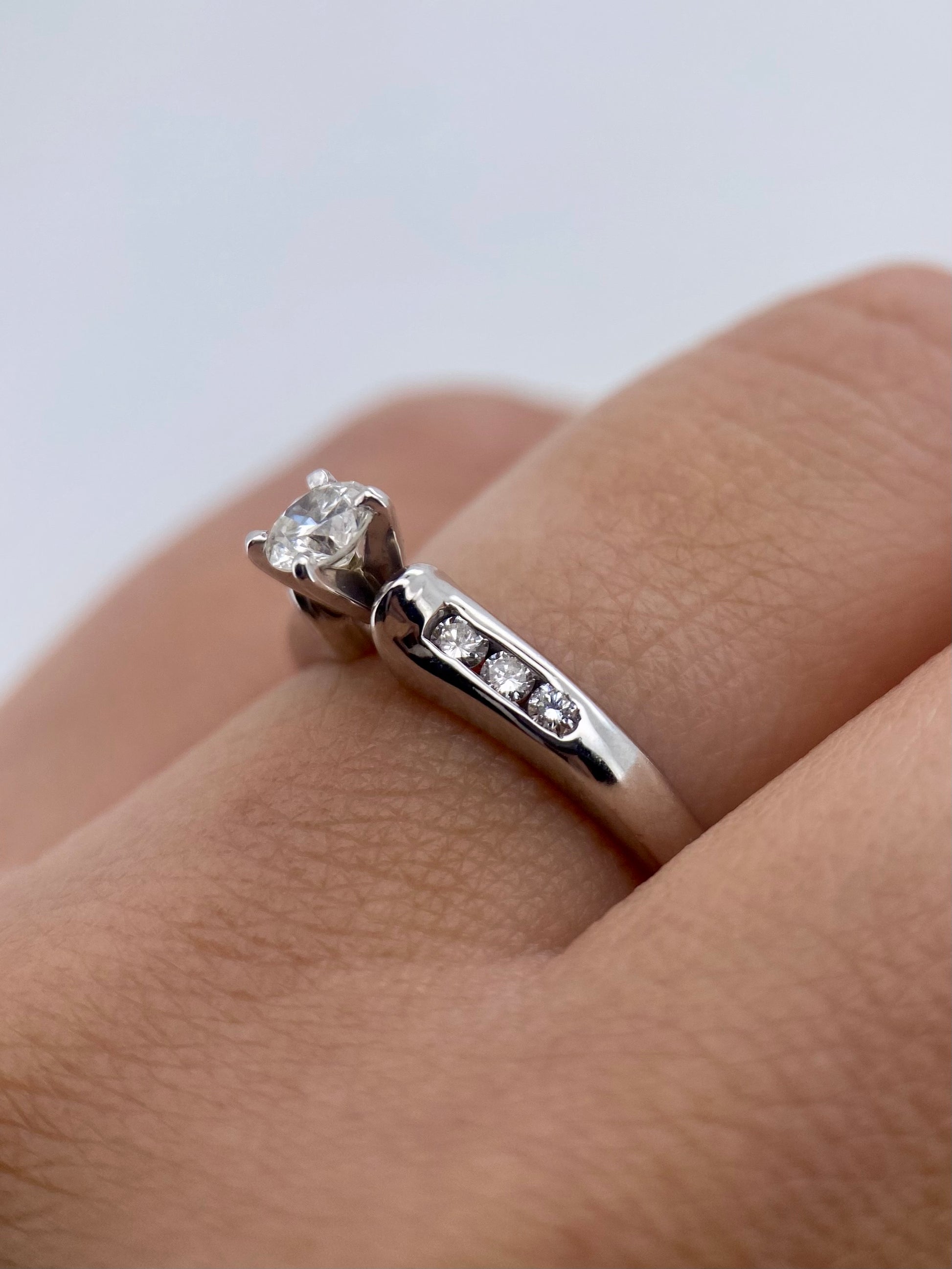 Oro Blanco 14k Redondo 0.23 Central + 0.12 Laterales de Diamantes Naturales                            Anillo Compromiso OF1874