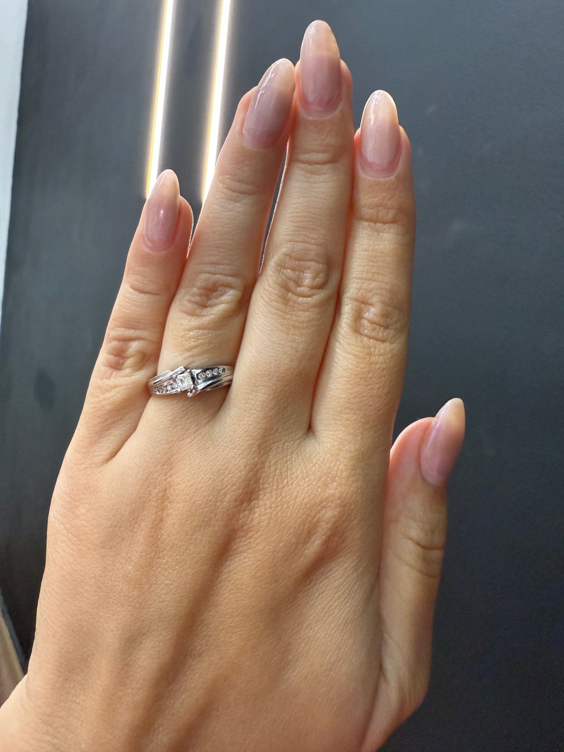 Oro Blanco 14k Princess 0.11ct Central + 0.14 Laterales de Diamantes Naturales                            Anillo Compromiso OF1670