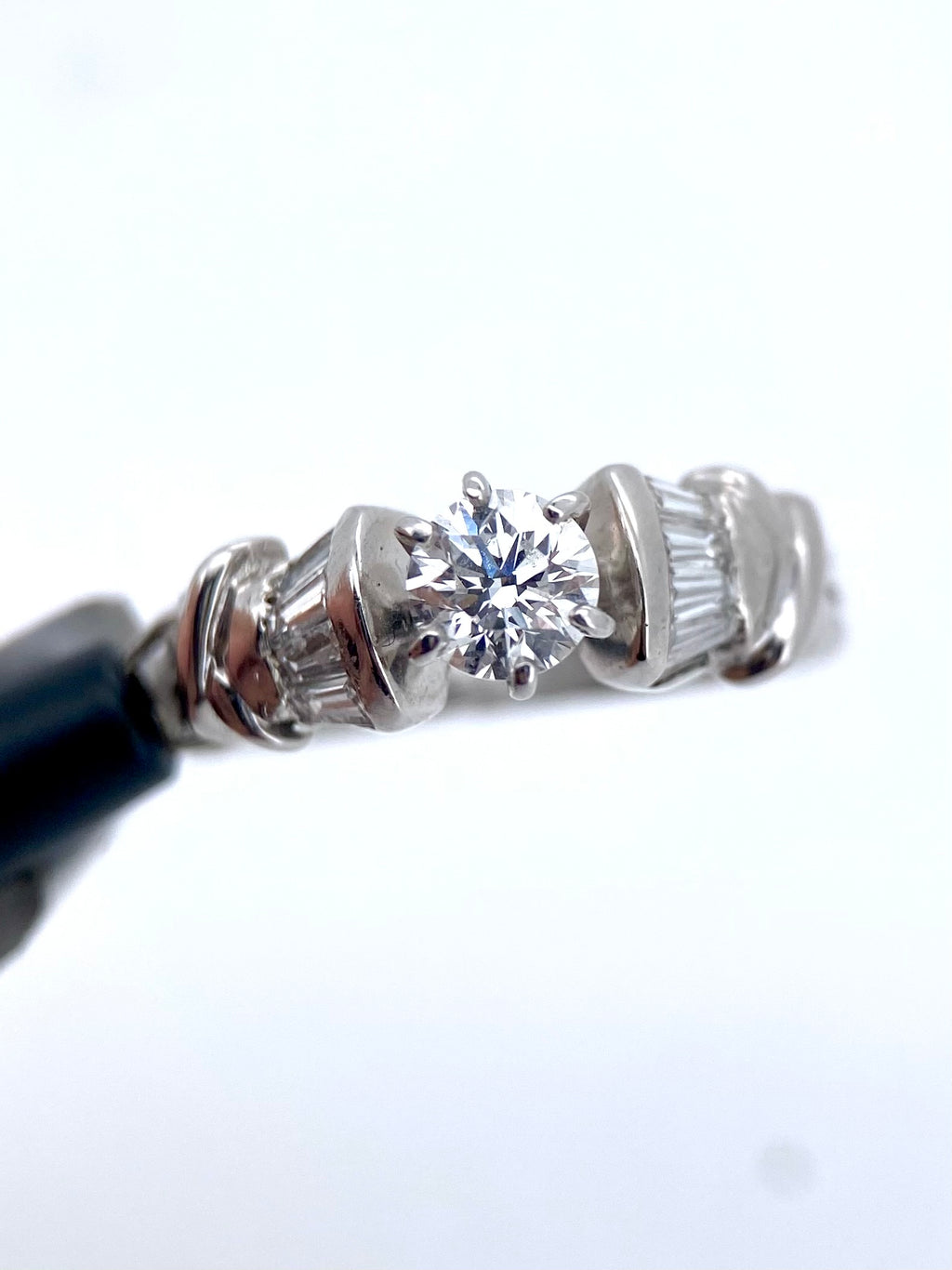 Oro Blanco 14k Redondo 0.50 Central + 0.24 Laterales de Diamantes Naturales                            Anillo Compromiso OF1672