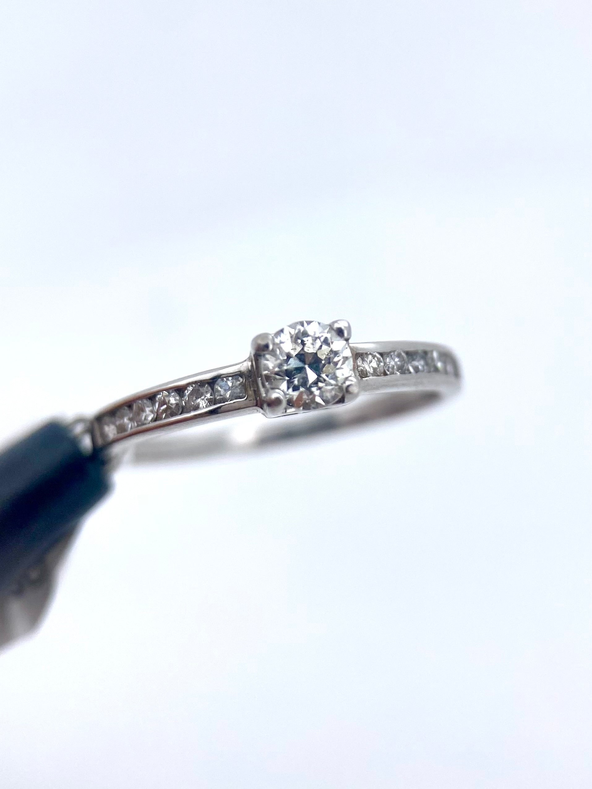 Oro Blanco 14k Redondo 0.26 Central + 0.12 Laterales de Diamantes Naturales                            Anillo Compromiso OF1935