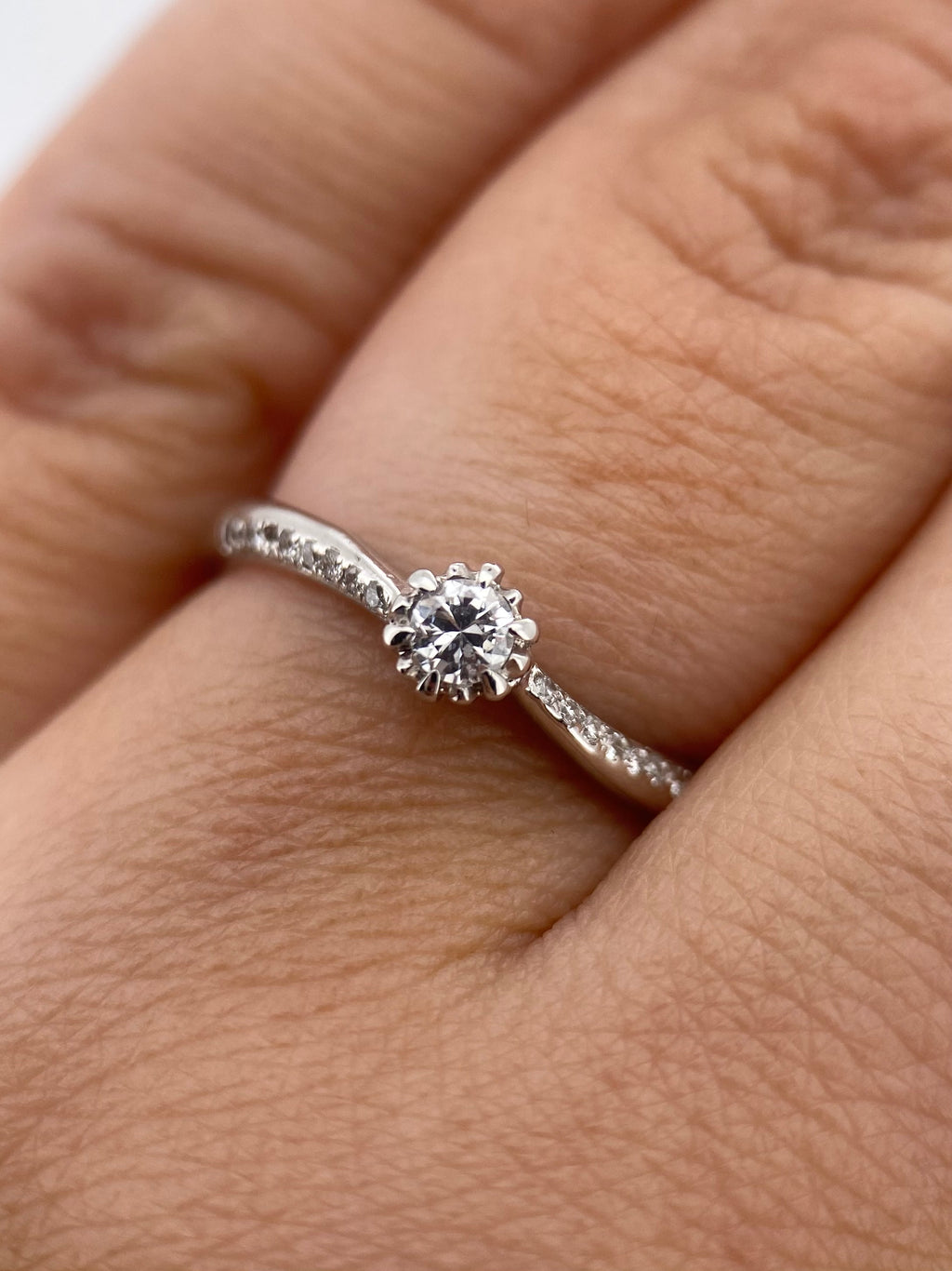 Oro Blanco 14k Redondo 0.16 con laterales de Diamantes Naturales                            Anillo Compromiso OF2097