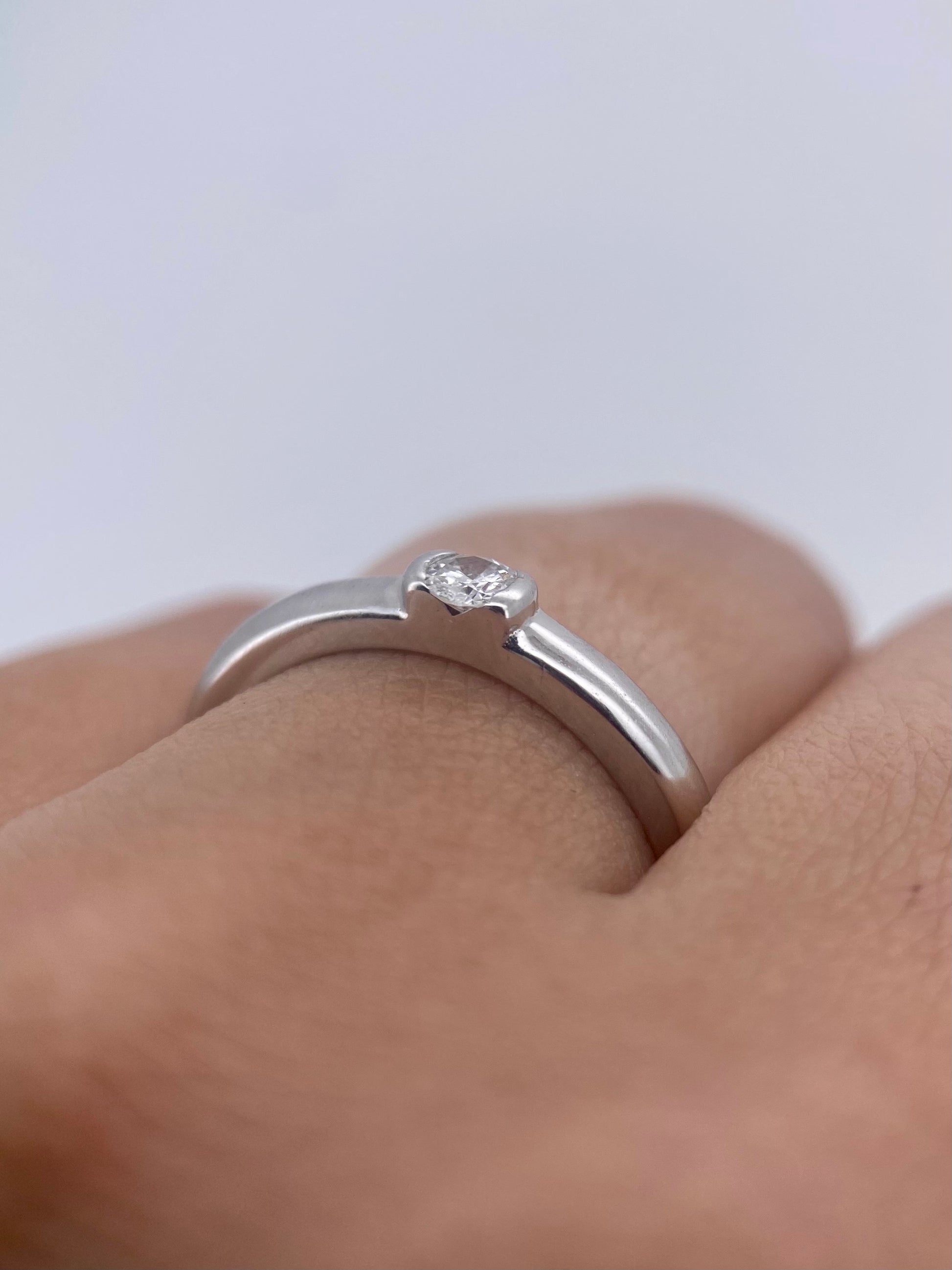 Oro Blanco 14k Redondo 0.14ct de Diamante Natural Biselado.                                                Anillo Compromiso OF1729