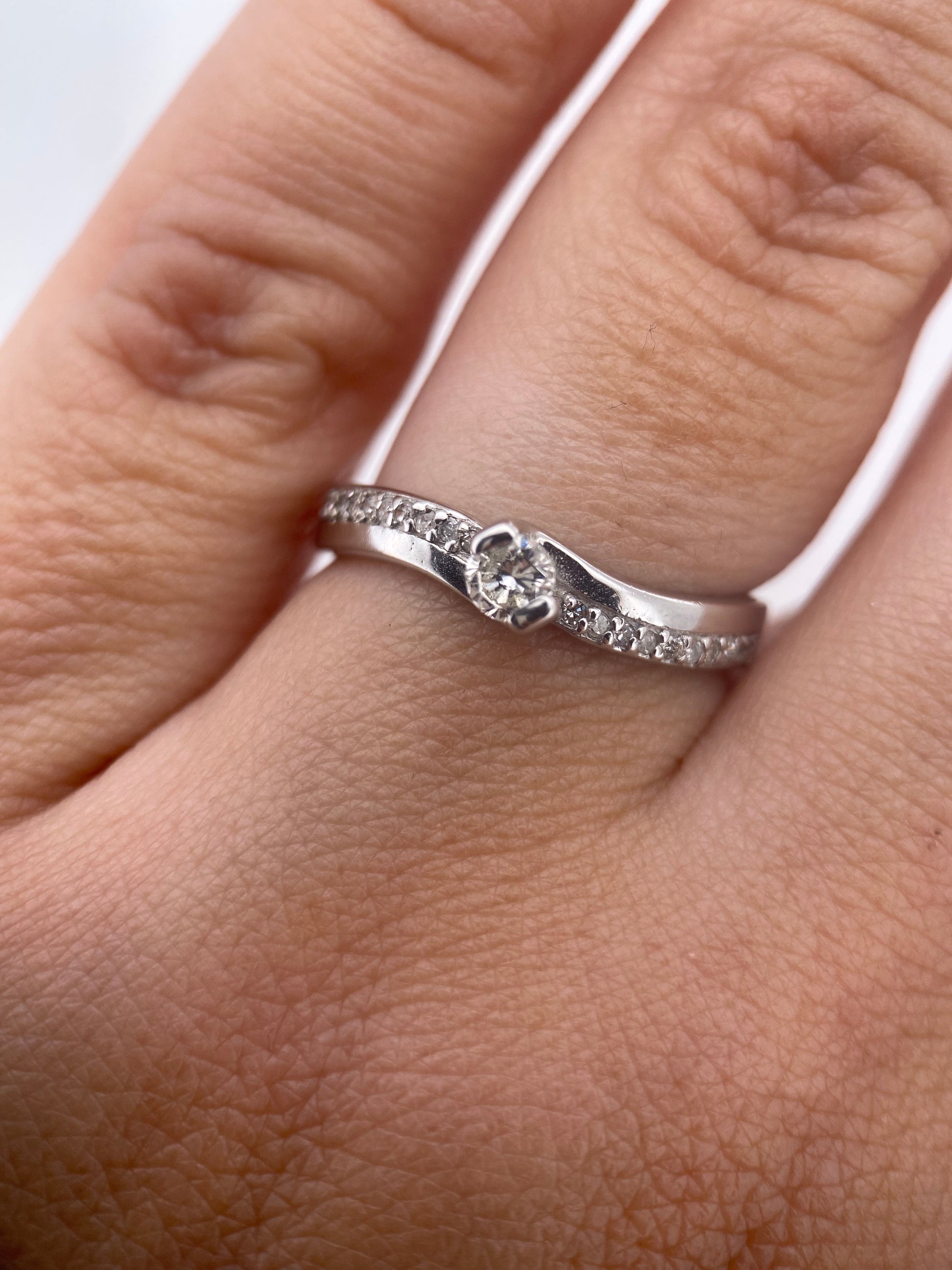 Oro Blanco 14k Redondo 0.20ct Central + 0.14 Laterales de Diamantes Naturales                            Anillo Compromiso OF1883