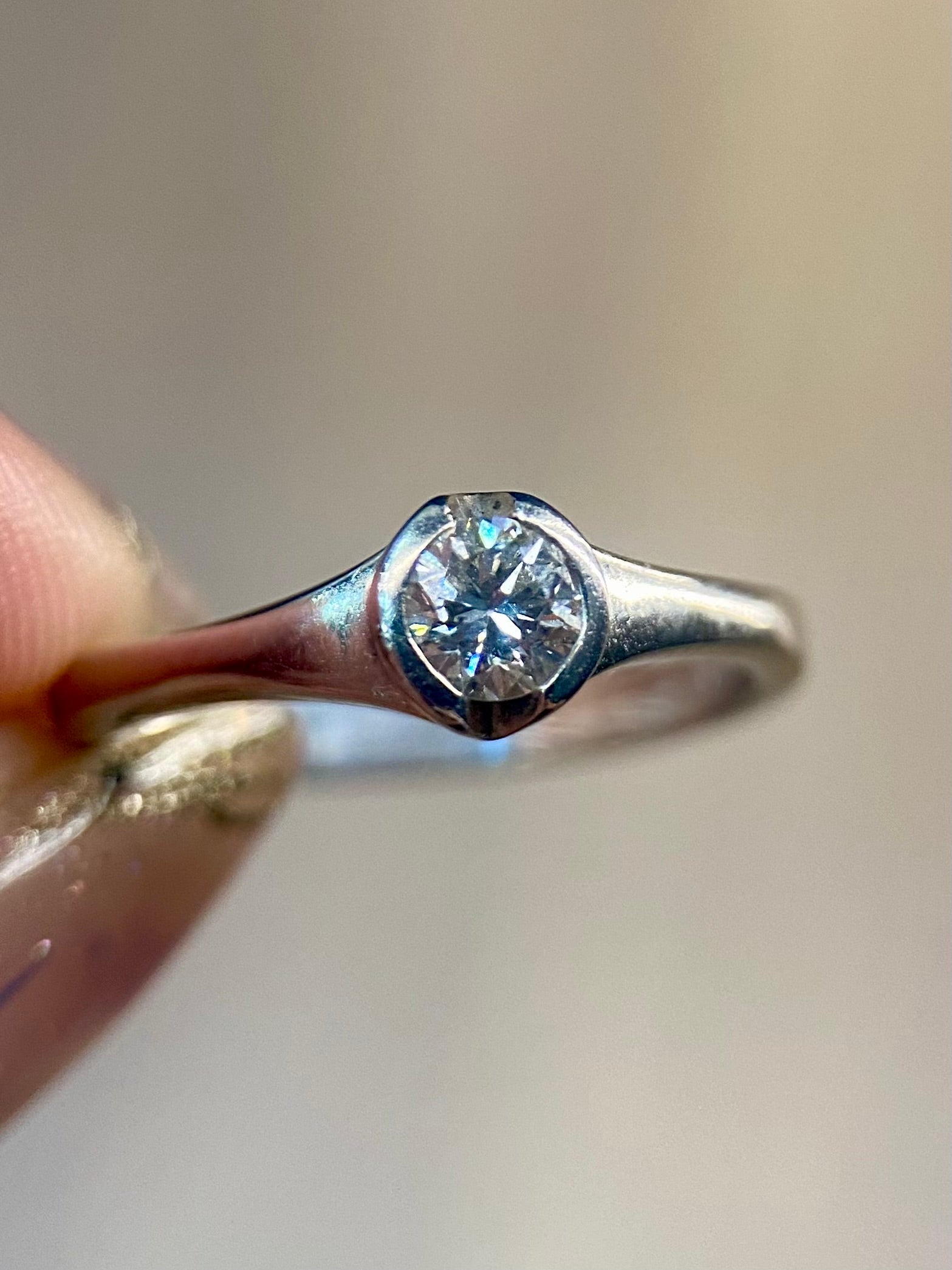 Oro Blanco 14k Redondo 0.22ct de Diamante Natural Biselado.                                                Anillo Compromiso OF1879