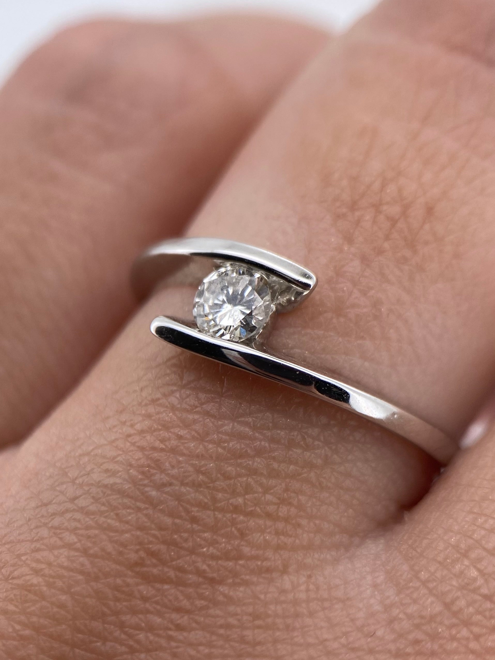 Oro Blanco 14k Redondo 0.19ct de Diamante Natural                                                   Anillo Compromiso OF2169