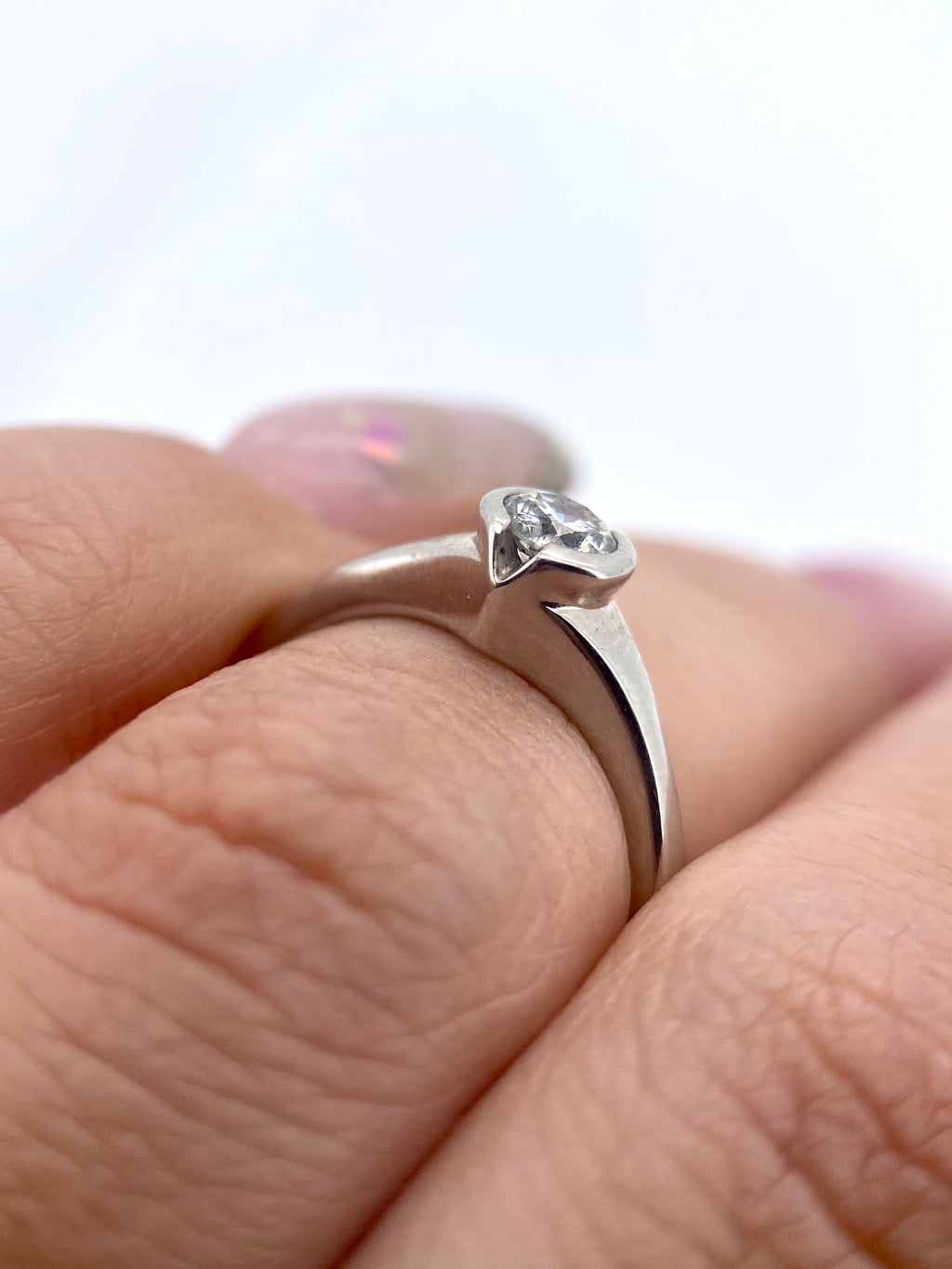 Oro Blanco 14k Redondo 0.22ct de Diamante Natural Biselado.                                                Anillo Compromiso OF1879